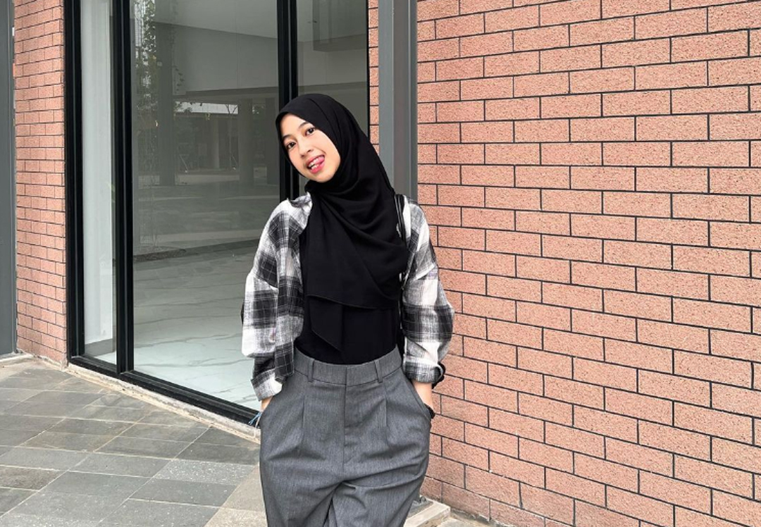 Adiba Khanza saat tampil dalam busana muslim bergaya kasual. (Instagram/@adiba.knza)