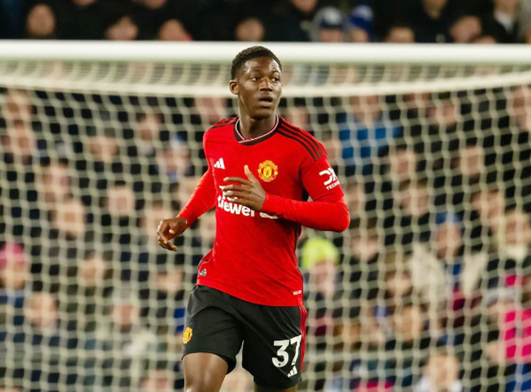 Kobbie Mainoo saat melawan Everton Minggu (26/11) waktu setempat. (Instagram/@manchesterunited)