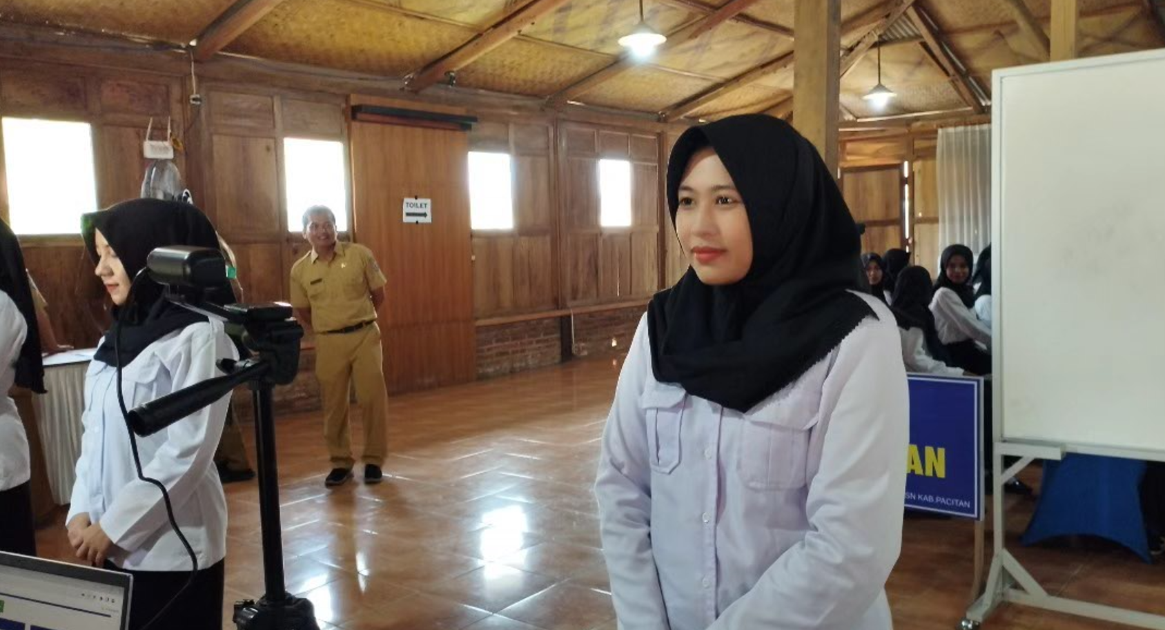 VERIFIKASI DULU: Peserta seleksi PPPK menjalani verifikasi sebelum mengikuti tes. (DOKUMEN RADAR MADIUN)