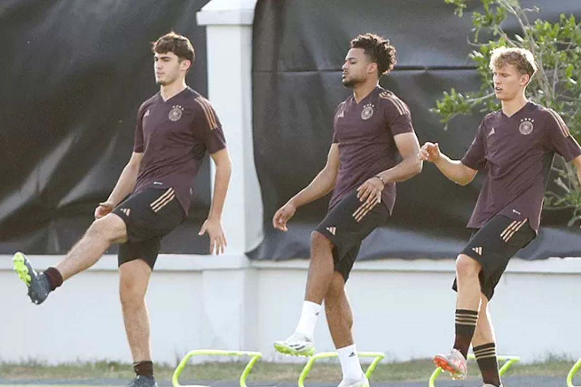 SEMANGAT: Sesi latihan Timnas Jerman U-17 di Surakarta, Senin (27/11). (JAWAPOS.COM)