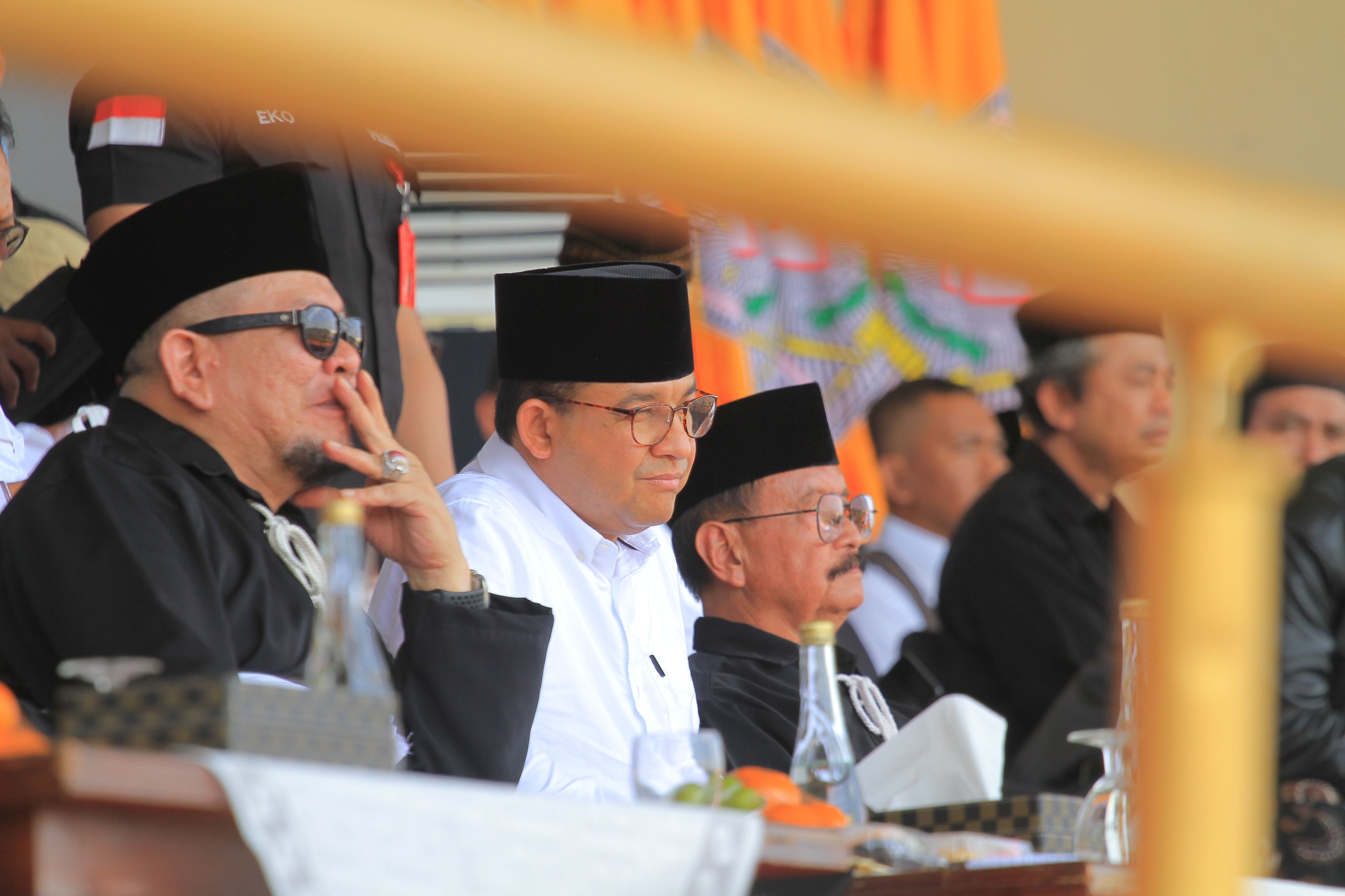 SAPA PENDEKAR: Capres dari Koalisi Perubahan Anies Baswedan menghadiri deklarasi pemilu damai yang digelar PSHT Pusat Madiun di Stadion Wilis, Minggu (26/11). (BAGAS/RADAR MADIUN)