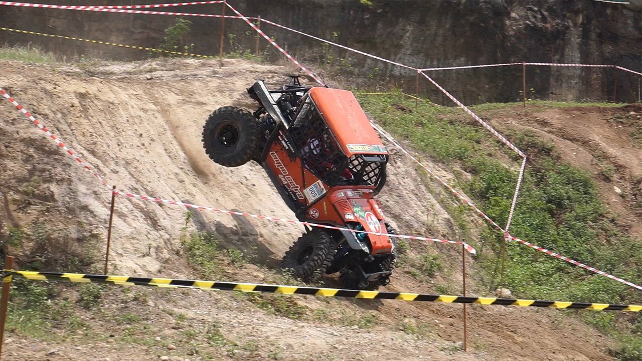 MEDAN EKSTRIM: Sejumlah peserta Kejuaraan Nasional Offroad putaran kedua menjajaki lintasan di Gunung Kendil, Desa Pilangrejo, Wungu, Kabupaten Madiun, Sabtu (25/11) lalu. (DIAN RAHAYU/RADAR CARUBAN)