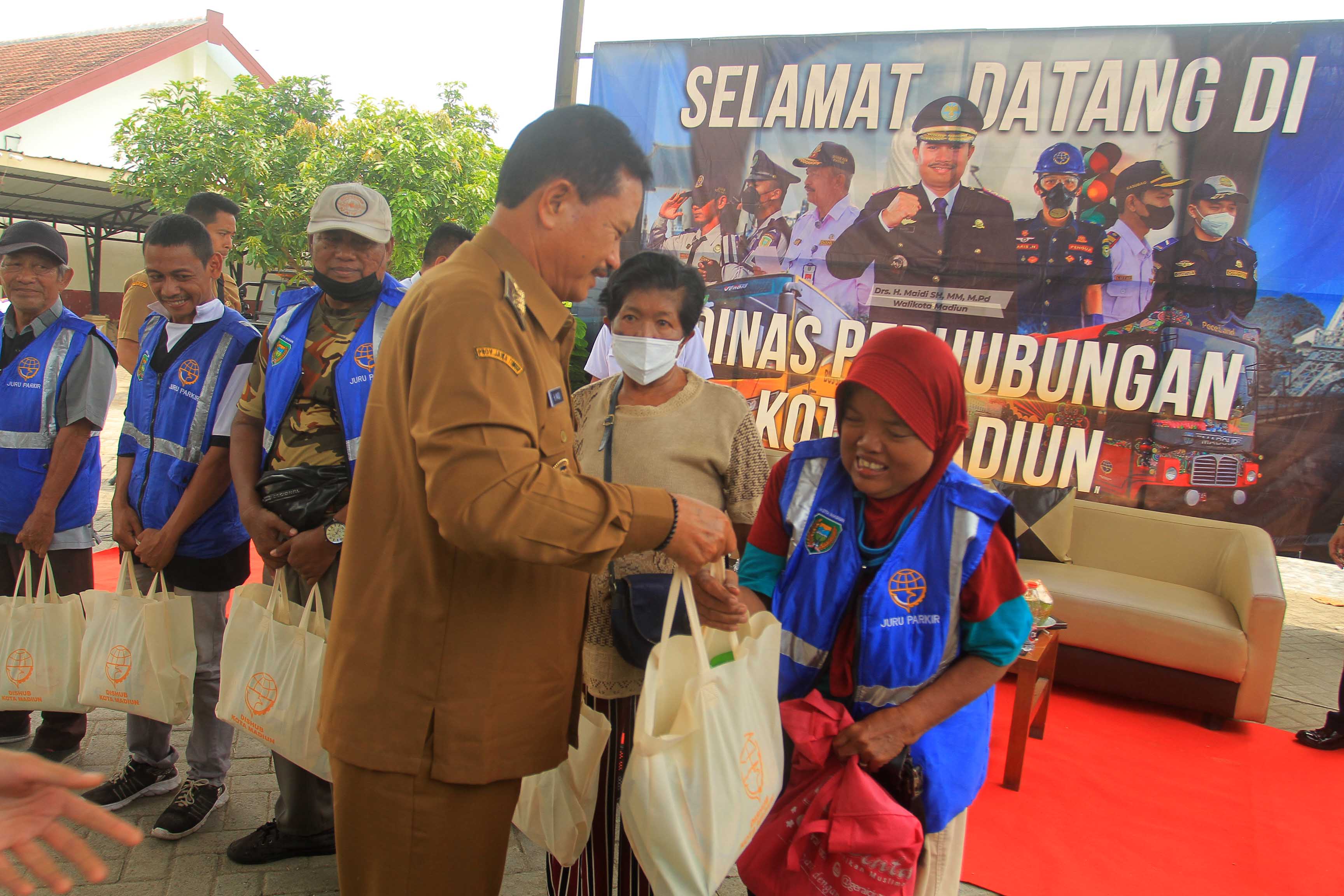 DILARANG PUNGLI: Wali Kota Maidi memberikan pembinaan kepada para juru parkir di kantor dinas perhubungan kemarin (27/11).&nbsp;(BAGAS BIMANTARA/RADAR MADIUN)