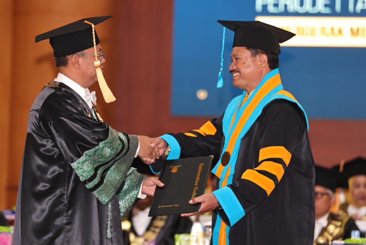 SELAMAT: Wali Kota Madiun Maidi menjadi wisudawan kehormatan usai menyelesaikan studi doktor. (WS HENDRO DISKOMINFO KOTA MADIUN)