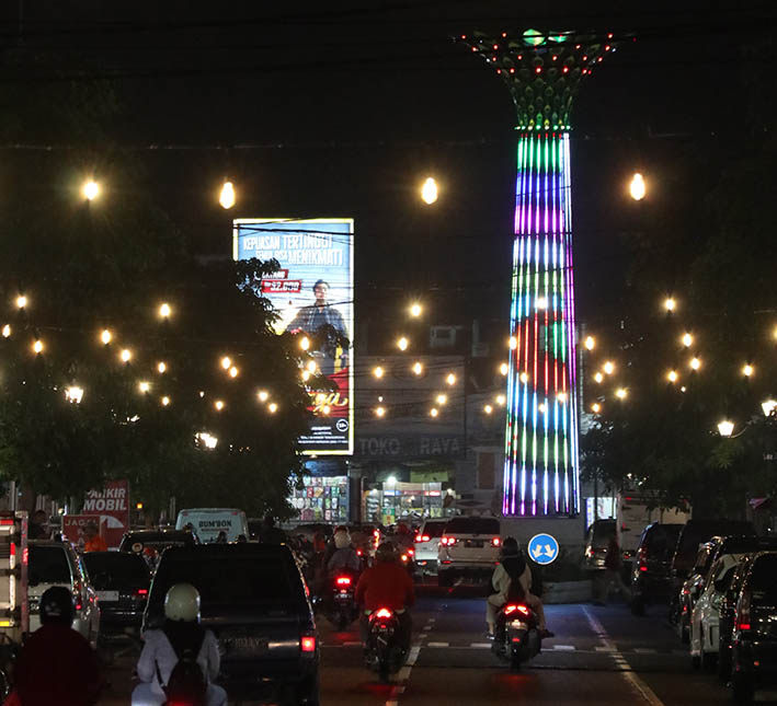 PRIORITAS: Pemasangan ribuan PJU baru di berbagai titik menjadi salah satu prioritas pekerjaan Dishub dalam rangka mendukung mobilitas masyarakat.&nbsp;(SUGENG DWI N./JAWA POS RADAR PONOROGO)