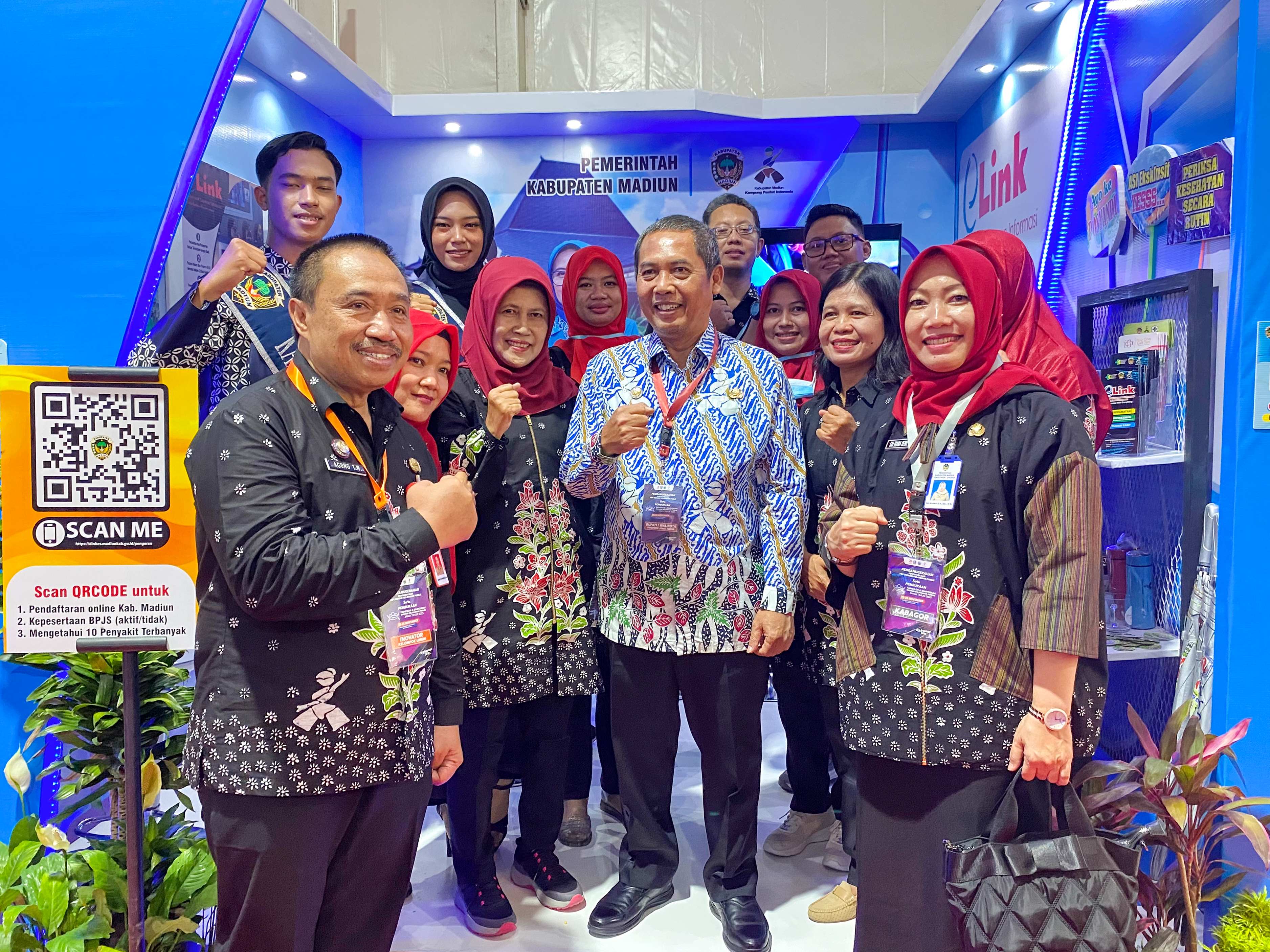 KERJA SAMA: Pj Bupati Madiun Tontro Pahlawanto bersama Kadinkes Agung Tri Widodo dan jajarannya menujukkan penghargaan buah inovasi aplikasi E-Link ciptaannya. (DISKOMINFO MADIUN)