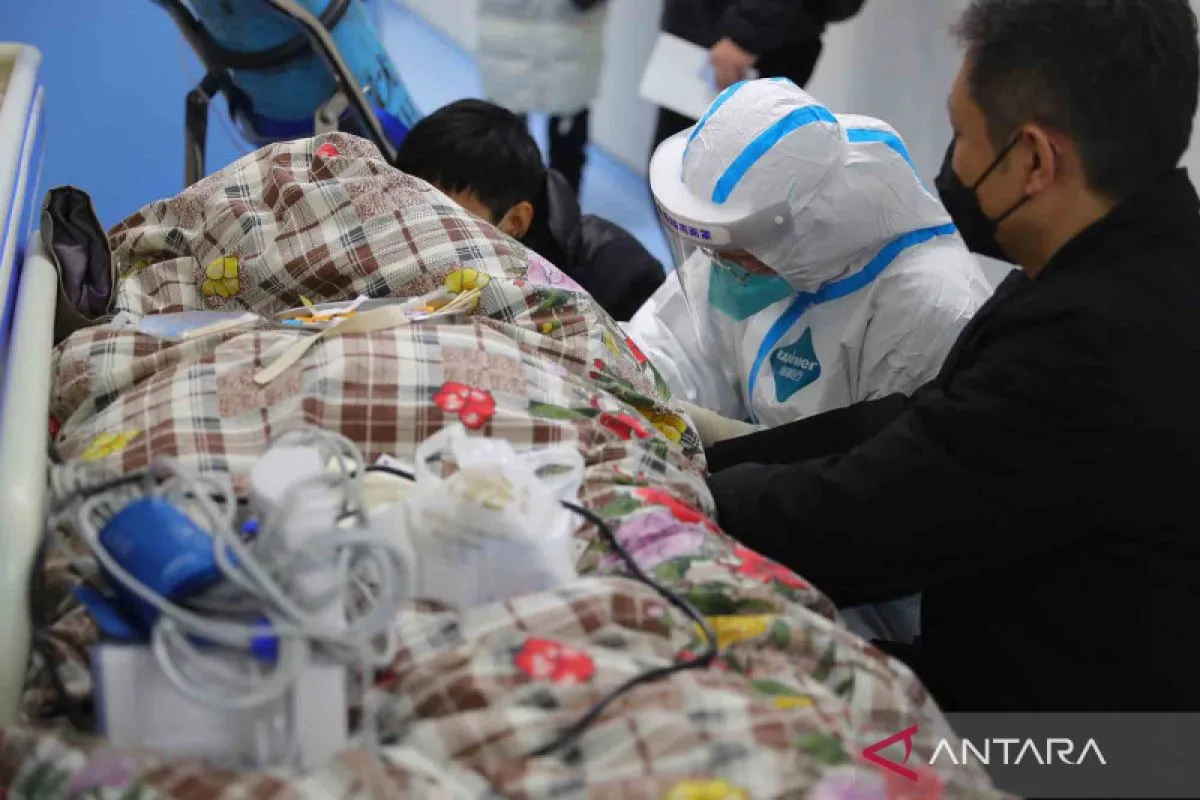 Tenaga medis merawat seorang pasien RS Shengjing Universitas Kedokteran China di Shenyang, Provinsi Liaoning, Kamis (15 /12/2022). ANTARA FOTO/Xinhua/Yang Qing/wsj.