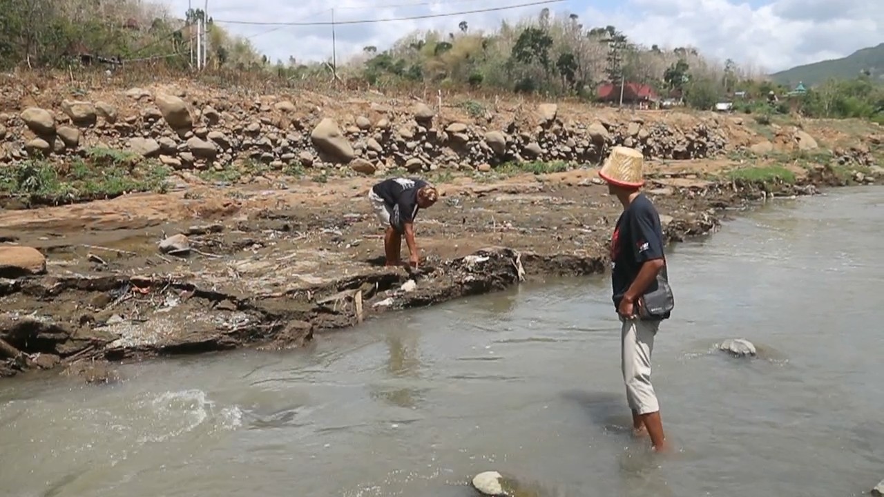 LIMBAH: Warga Desa Ngadirojo, Kecamatan Sooko, Ponorogo protes akan dampak limbah yang mencemari sungai desa mereka. (SUGENG DWI N./JAWA POS RADAR PONOROGO)