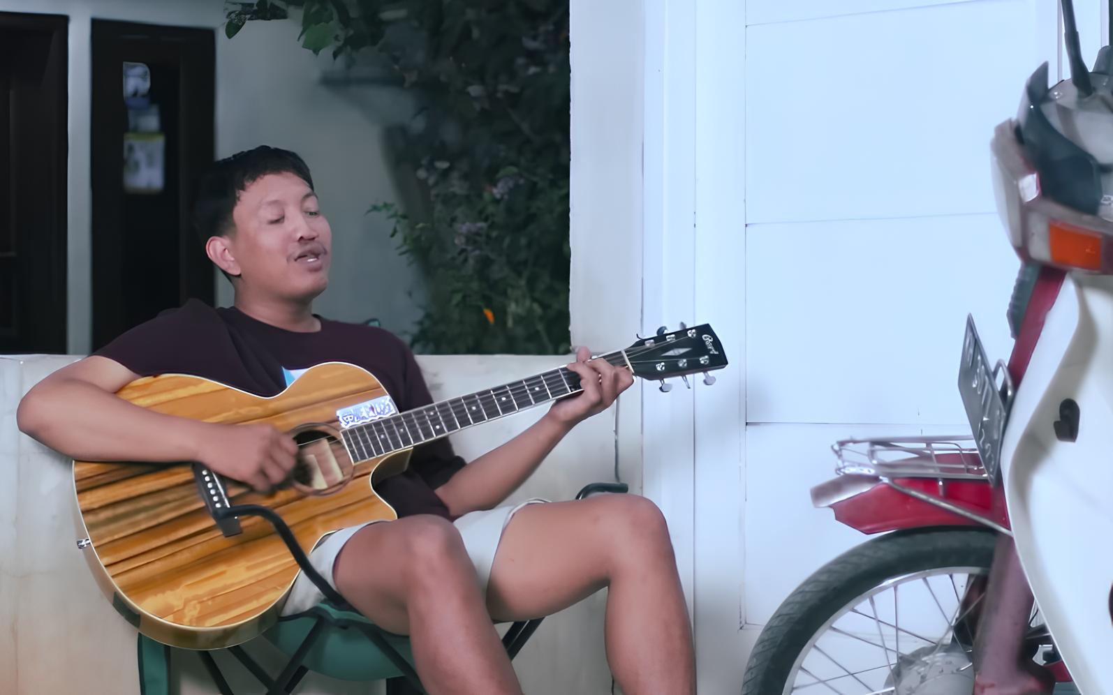 Davi Sumbing baru saja merilis lagu barunya berjudul Di Tepian Rindu. (Tangkapan layar YouTube)