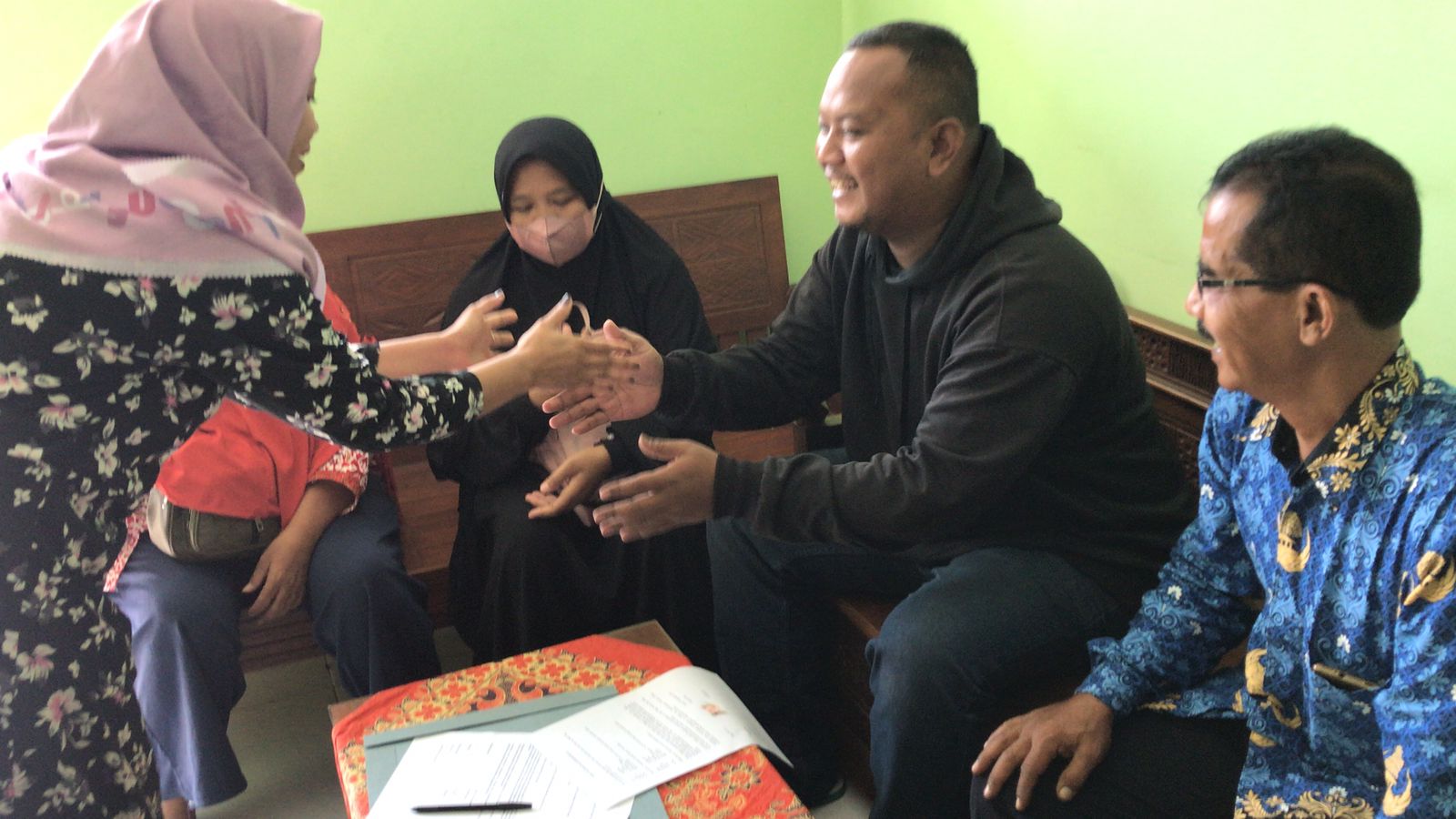 DAMAI: Orang tua pelaku, orang tua korban dan pihak SMPN 1 Gerih pada Rabu (29/11) siang sepakat berdamai atas insiden dugaan bulliying yang menimpa salah satu pelajar. (POLSEK GERIH)