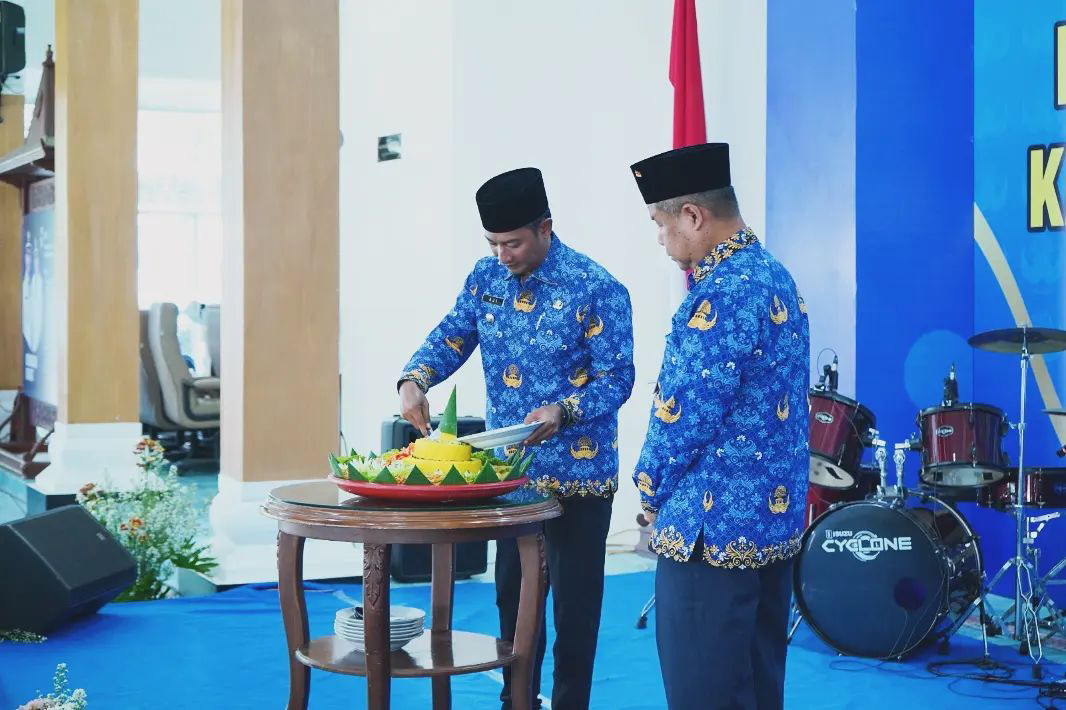 USAI PIMPIN APEL: Bupati Pacitan Indrata Nur Bayuaji memotong tumpeng peringatan HUT Ke-52 Korpri kemarin (29/11). (PROKOPIM PACITAN)