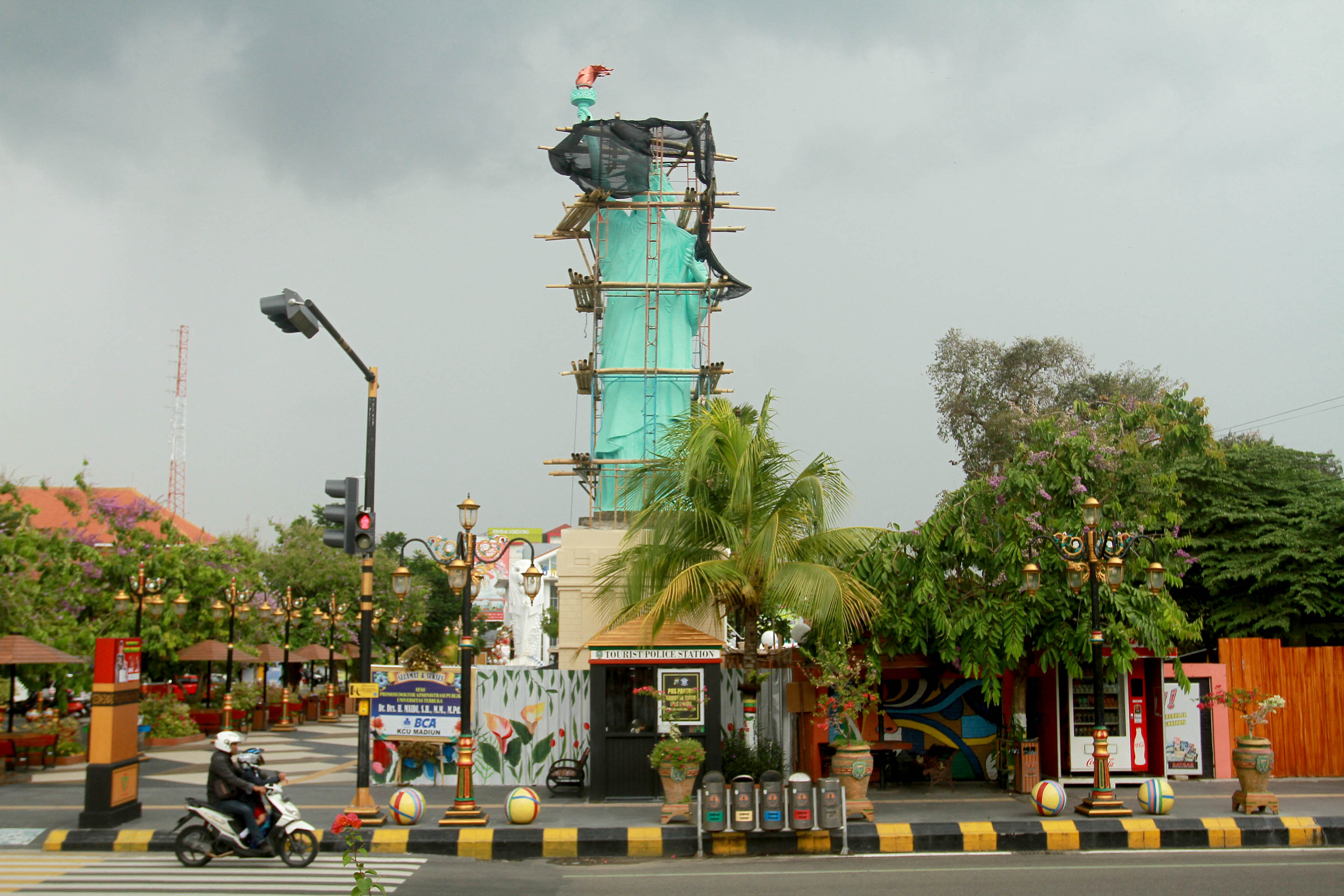 SIMBOL KEBEBASAN: Pengerjaan Patung Liberty di kawasan Pahlawan Street Center (PSC) selesai akhir bulan ini. (BAGAS BIMANTARA/RADAR MADIUN)