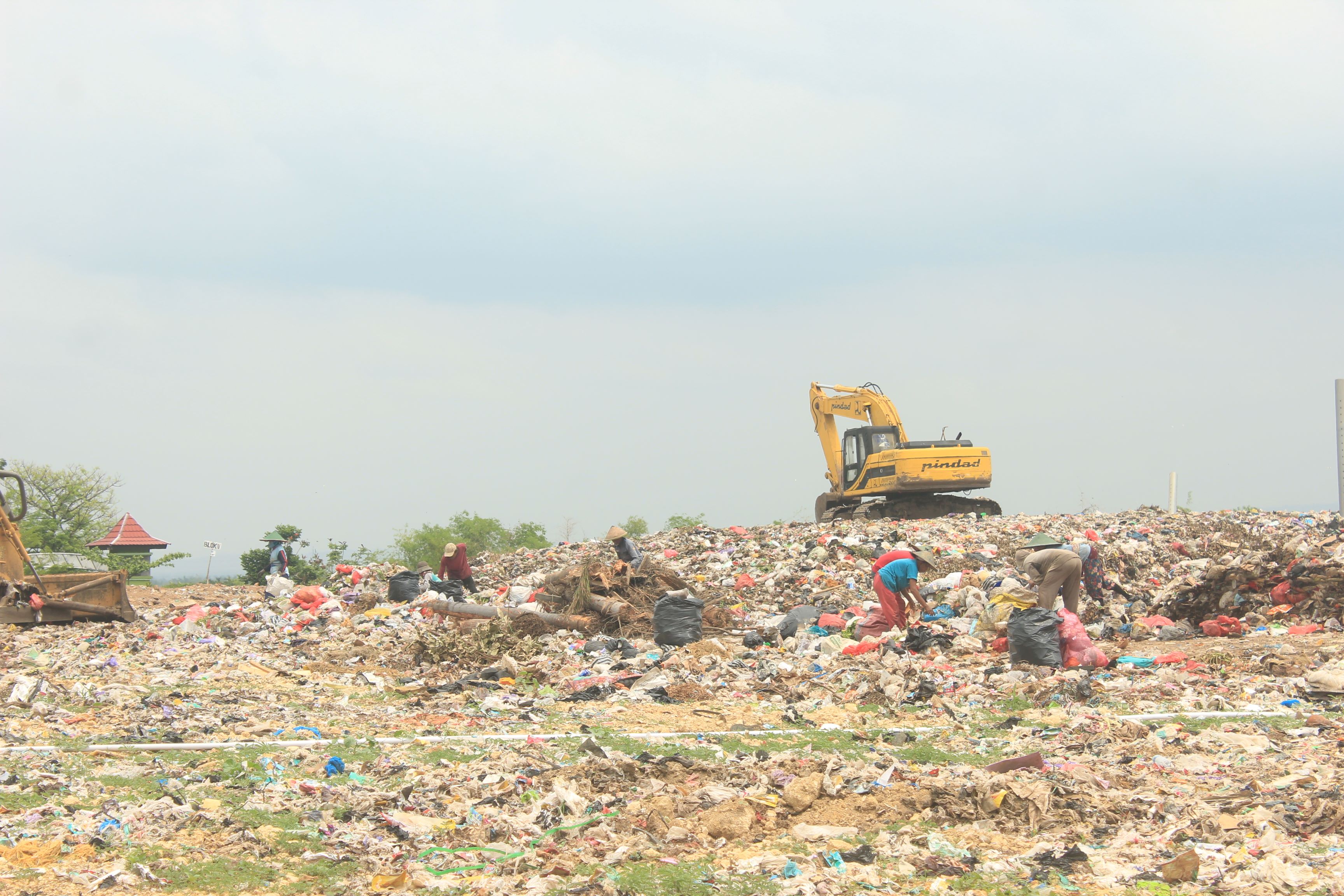MENUMPUK: Tumpukan sampah di TPA Kaliabu sudah melebihi bak penampungan. (LODITYA FERNANDEZ/RADAR CARUBAN)