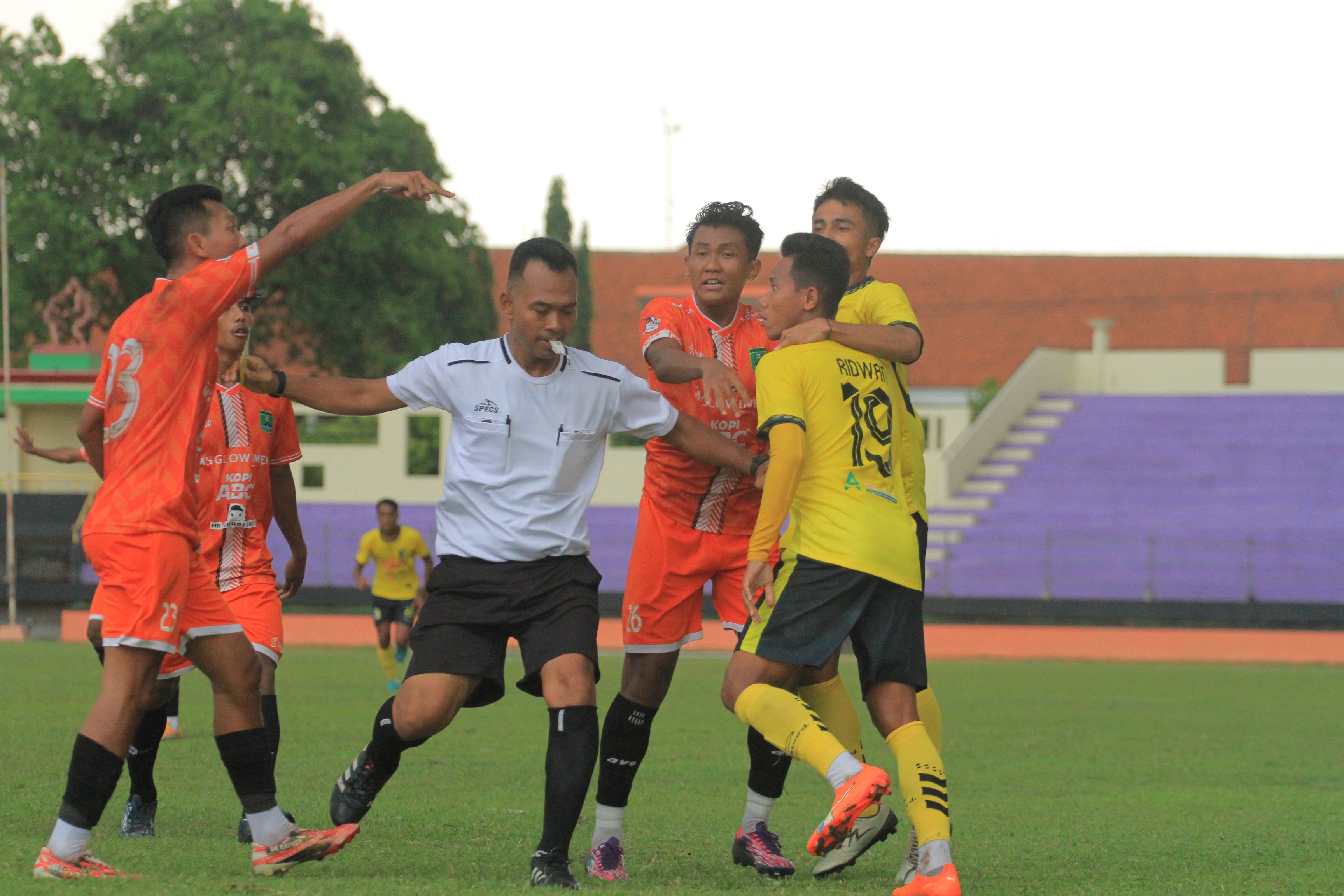 SENGIT: Pertandingan uji coba antara PSM Madiun dan Persekabpas Pasuruan berlangsung dalam tensi tinggi di Stadion Wilis kemarin (29/11). (BAGAS BIMANTARA/RADAR MADIUN)