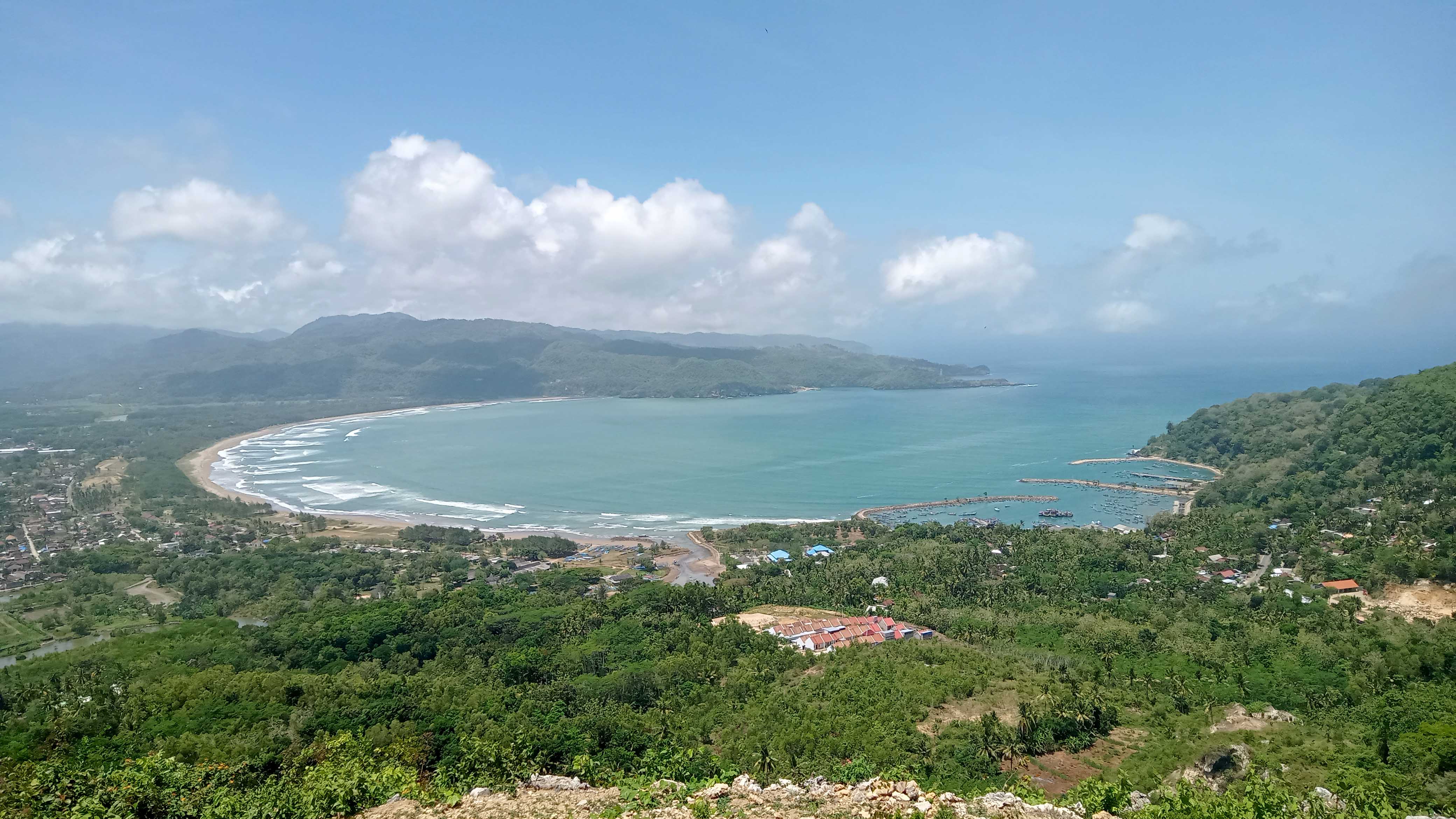 BUTUH PENGEMBANGAN: Bukit Sentono Gentong, Dadapan, Pringkuku, Pacitan, salah satu objek wisata yang dikelola pemerintah desa. (NUR CAHYONO/RADAR PACITAN)
