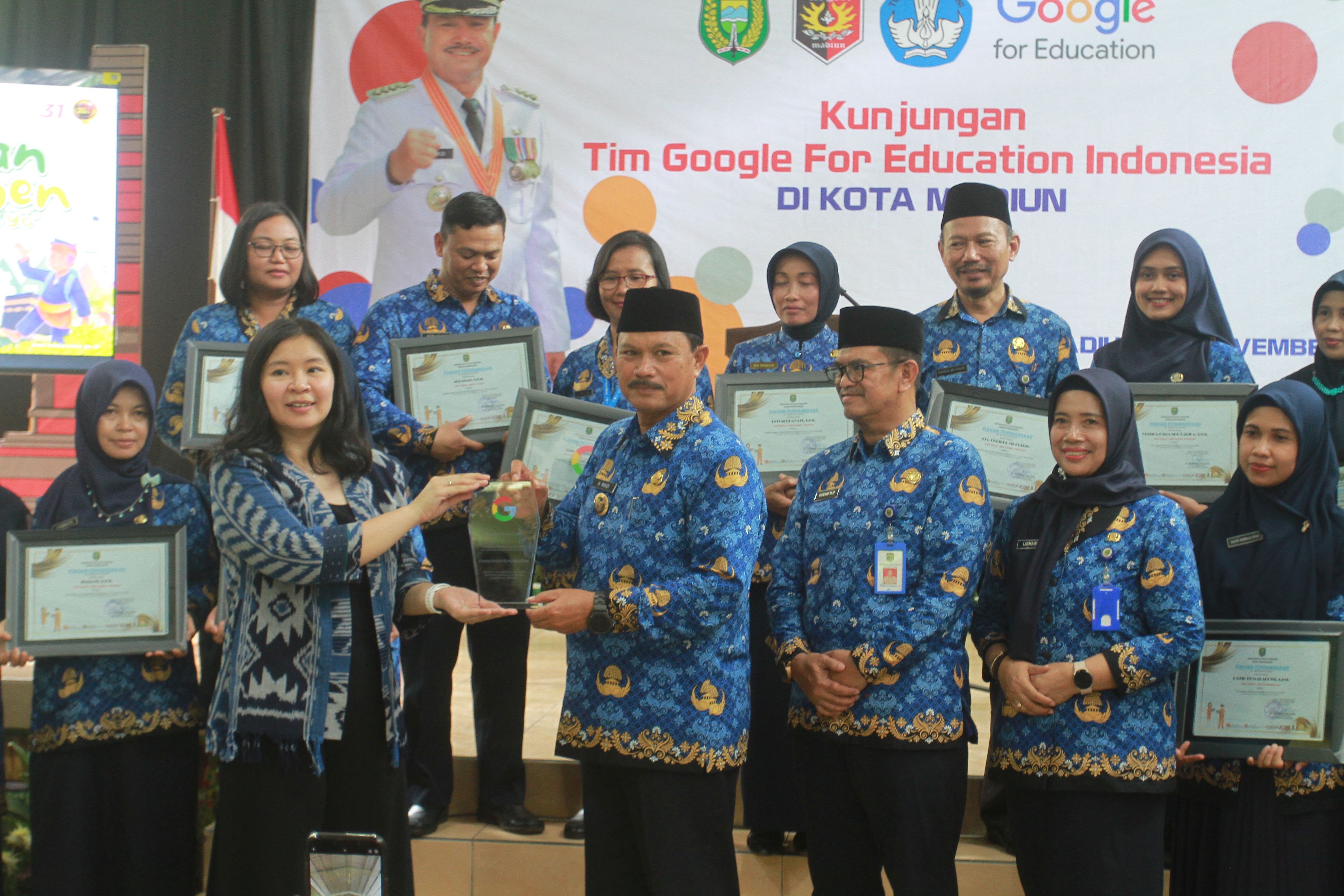 DIGITALISASI: Wali Kota Madiun Maidi bersama tim Google Indonesia meninjau pembelajaran di SMPN 1 Kota Madiun kemarin (29/11). (DISKOMINFO KOTA MADIUN)