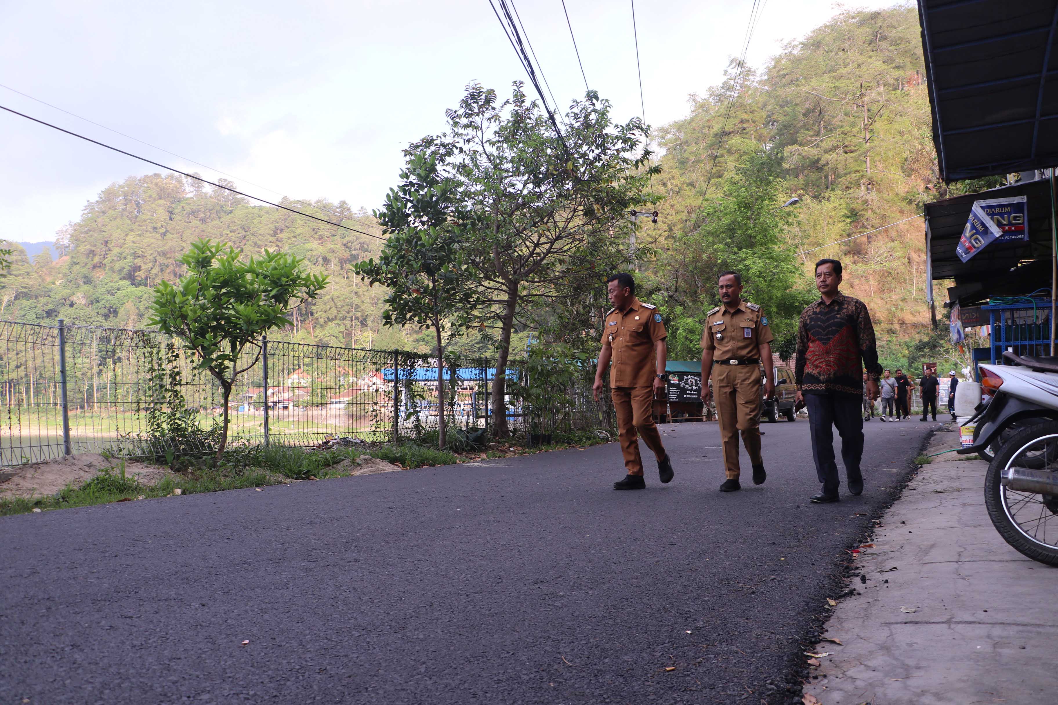 CEK FISIK: Bupati Ponorogo Sugiri Sancoko meninjau proses perbaikan jalan lingkar Telaga Ngebel, Ponorogo sepanjang 5,2 kilometer.&nbsp;(PROKOPIM UNTUK JAWA POS RADAR PONOROGO)