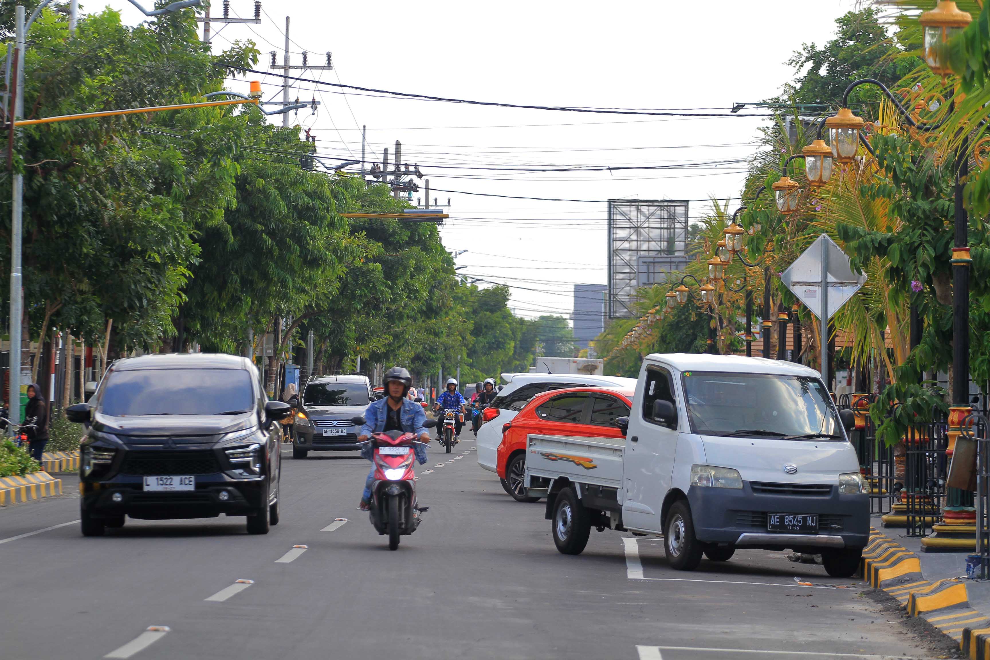 PADAT: Banyak kendaraan parkir di sisi barat Jalan dr Soetomo, Kota Madiun, kemarin (30/11).&nbsp;(BAGAS BIMANTARA/RADAR MADIUN)