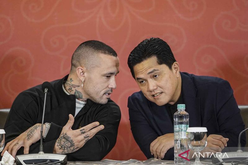 DEKAT: Pesepak bola Radja Nainggolan dan Ketua Umum PSSI Erick Thohir. (ANTARA)