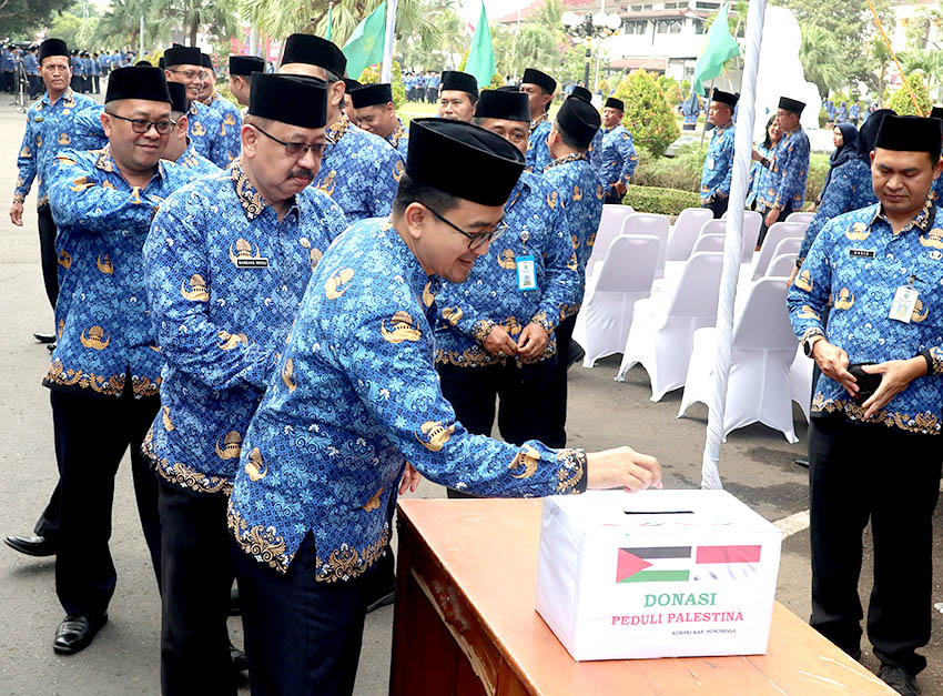 KEMANUSIAAN: Ratusan ASN Ponorogo mengumpulkan donasi untuk disalurkan bagi rakyat Palestina, sementara terkumpul Rp 13 juta kemarin (29/11).&nbsp;(SUGENG DWI N./JAWA POS RADAR PONOROGO)