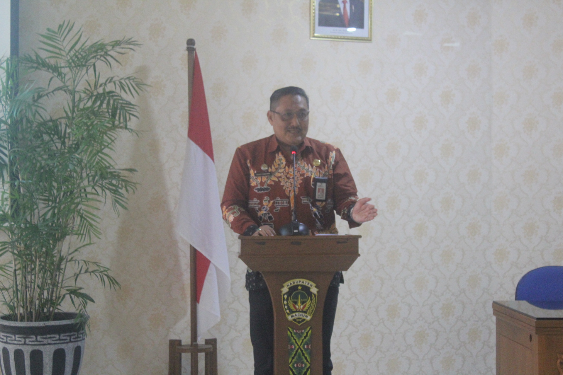 BERI PESAN: Kepala BKPSDM Kabupaten Madiun Heru Kuncoro saat menyampaikan pesan terkait aturan cuti kepada perwakilan OPD dan unit kerja di lingkup Pemkab Madiun. (TITIS OSI/RADAR MADIUN)