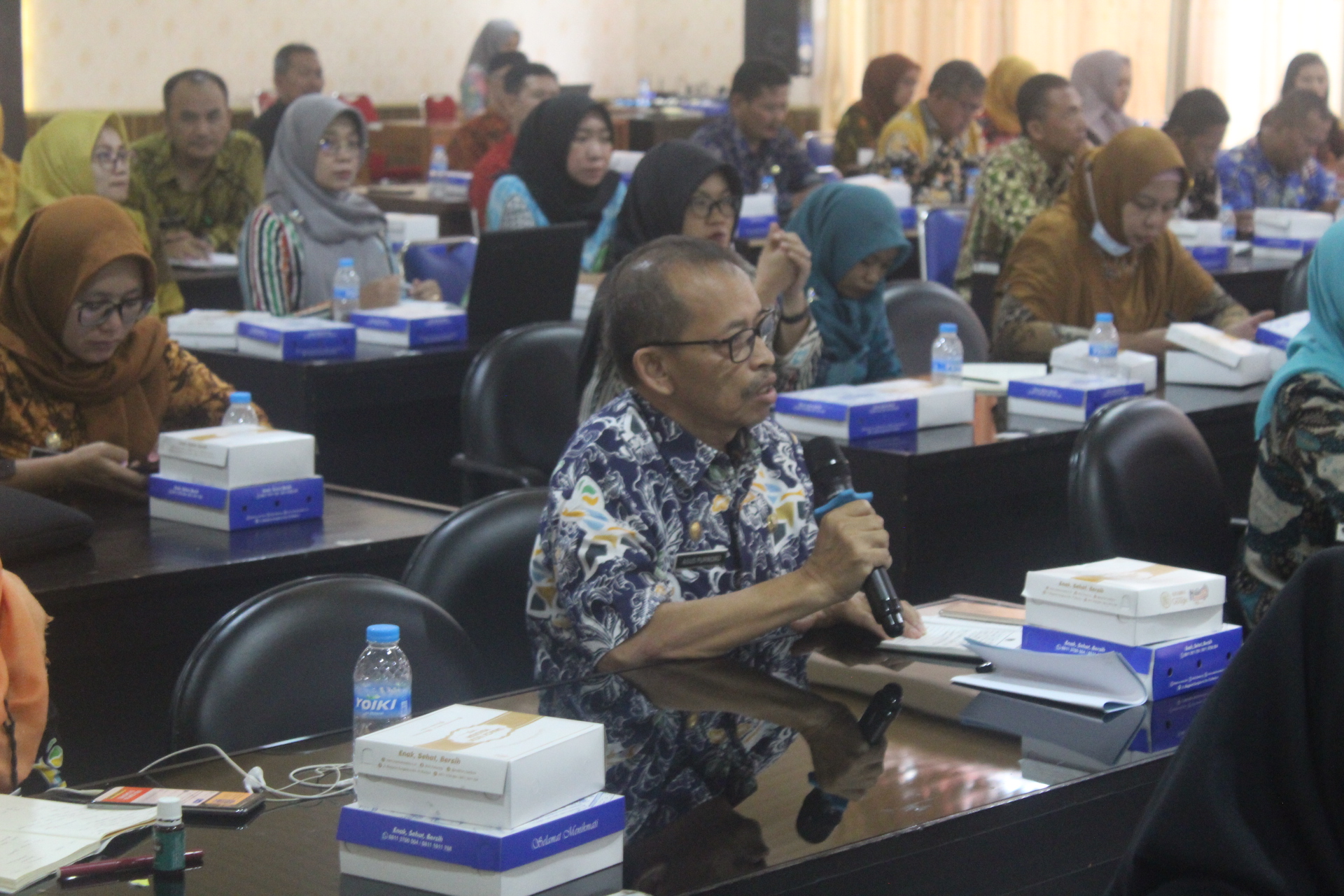 DIALOG: ASN berdialog di sela bimtek cuti ASN. (TITIS OSI/RADAR MADIUN)
