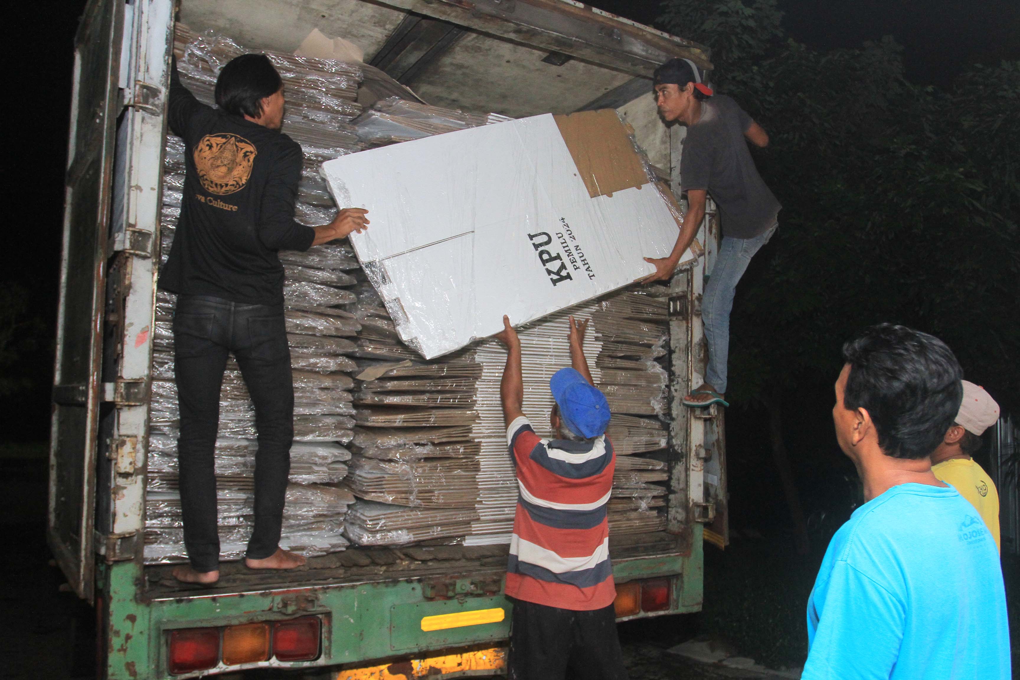 MASIH KURANG: Pendistribusian kotak suara Pemilu 2024 di gudang Wisma Haji Kota Madiun, Kamis (30/11) malam.&nbsp;(BAGAS BIMANTARA/RADAR MADIUN)
