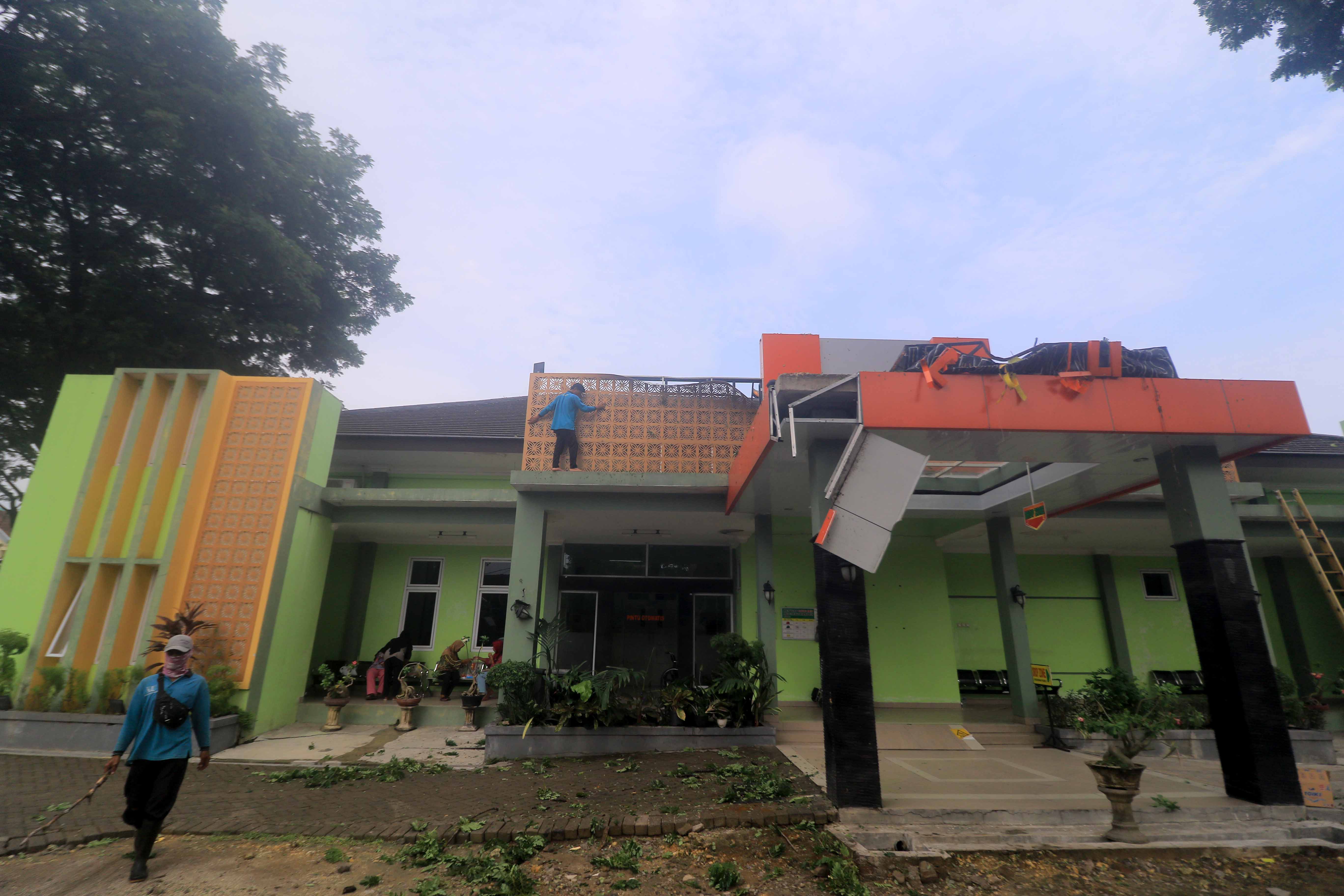 ROBOH: Atap gedung pusat pemerintahan Kabupaten Madiun di Caruban dan RSUD Caruban roboh akibat angin kencang disertai hujan lebat, Kamis (30/11) sore.&nbsp;(R. BAGUS RAHADI/RADAR CARUBAN)