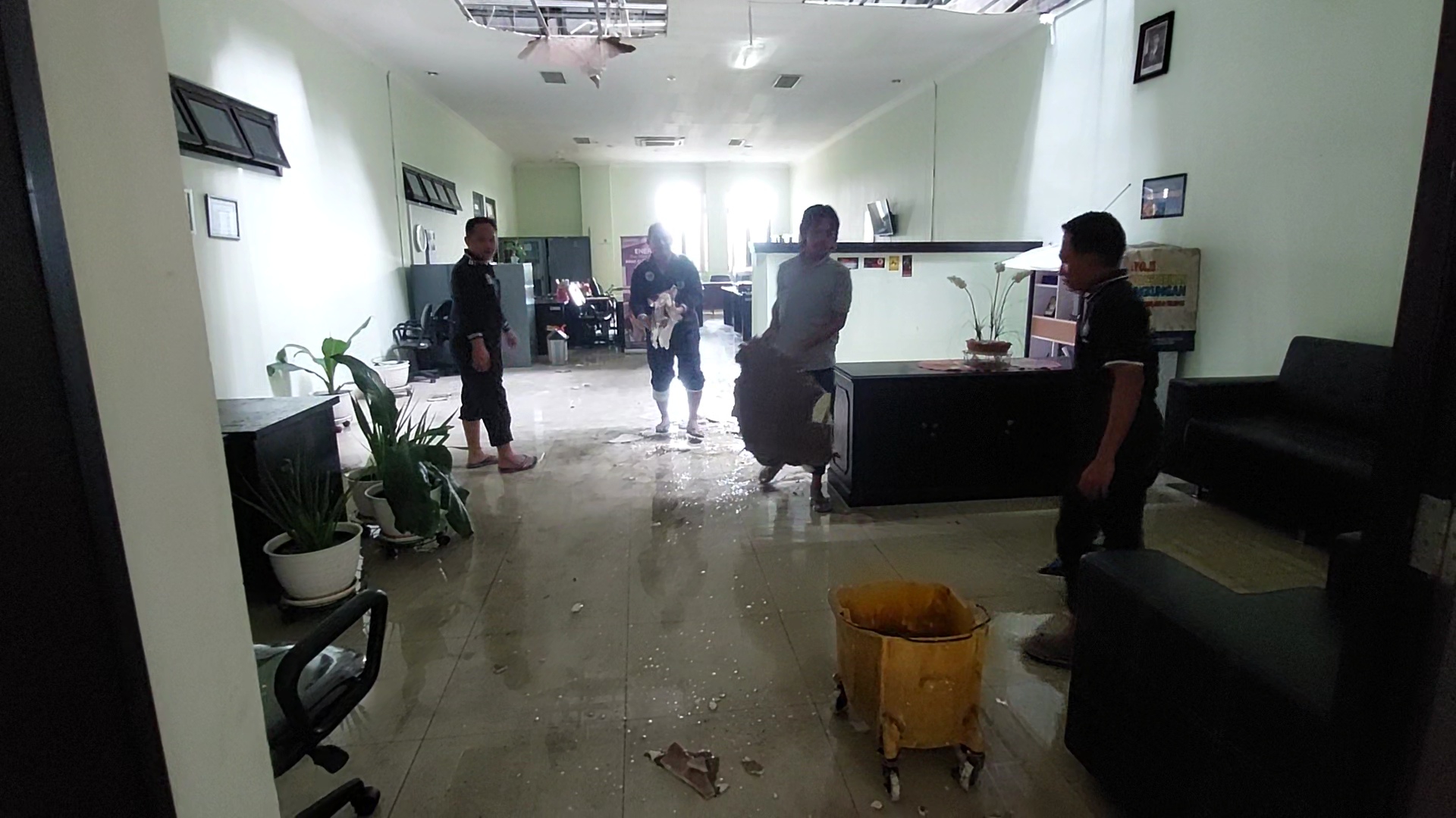 PARAH: Hujan angin pada Kamis (30/11) sore merusak atap RSUD Caruban dan beberapa kantor Pemkab Madiun di Puspem Mejayan. (DIAN RAHAYU/RADAR MADIUN)