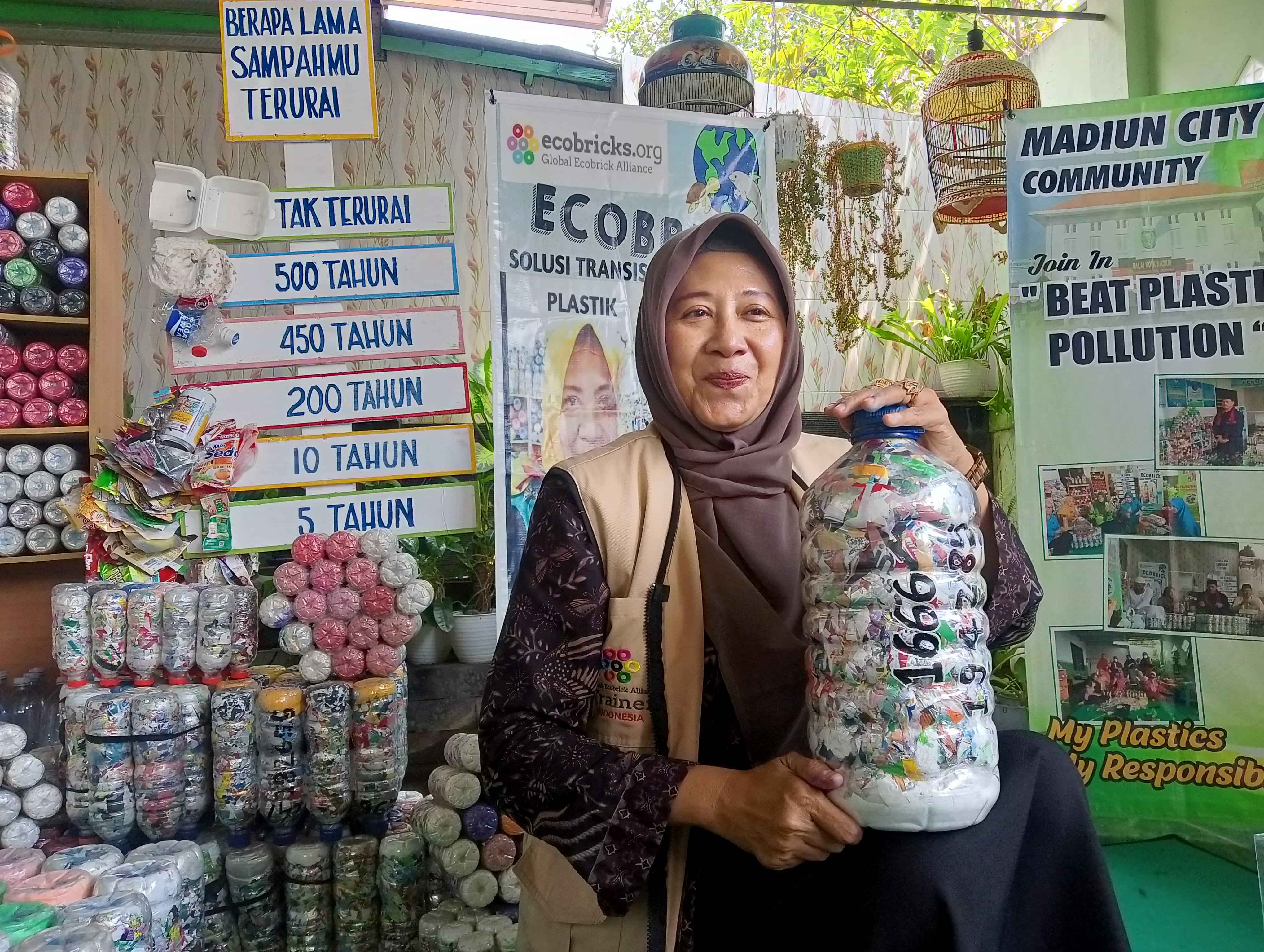BEDA DARI YANG LAIN: Sejumlah perkakas rumah tangga Titik Roesmiati berbahan limbah plastik. (ERLITA HERMININGSIH/RADAR MADIUN)