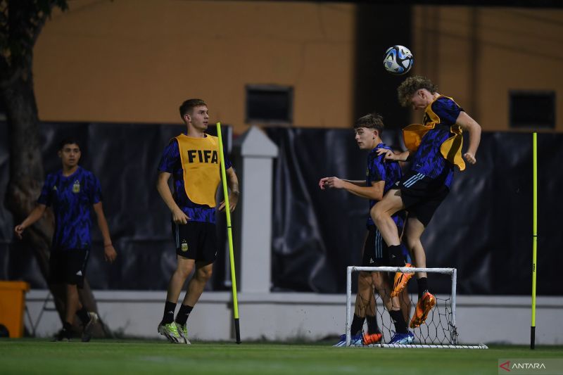 TATAP LAGA PAMUNGKAS: Skuad Argentina U17 berlatih jelang final perebutan juara 3 Piala Dunia U17, Jumat (1/12) malam ini. (ANTARA)