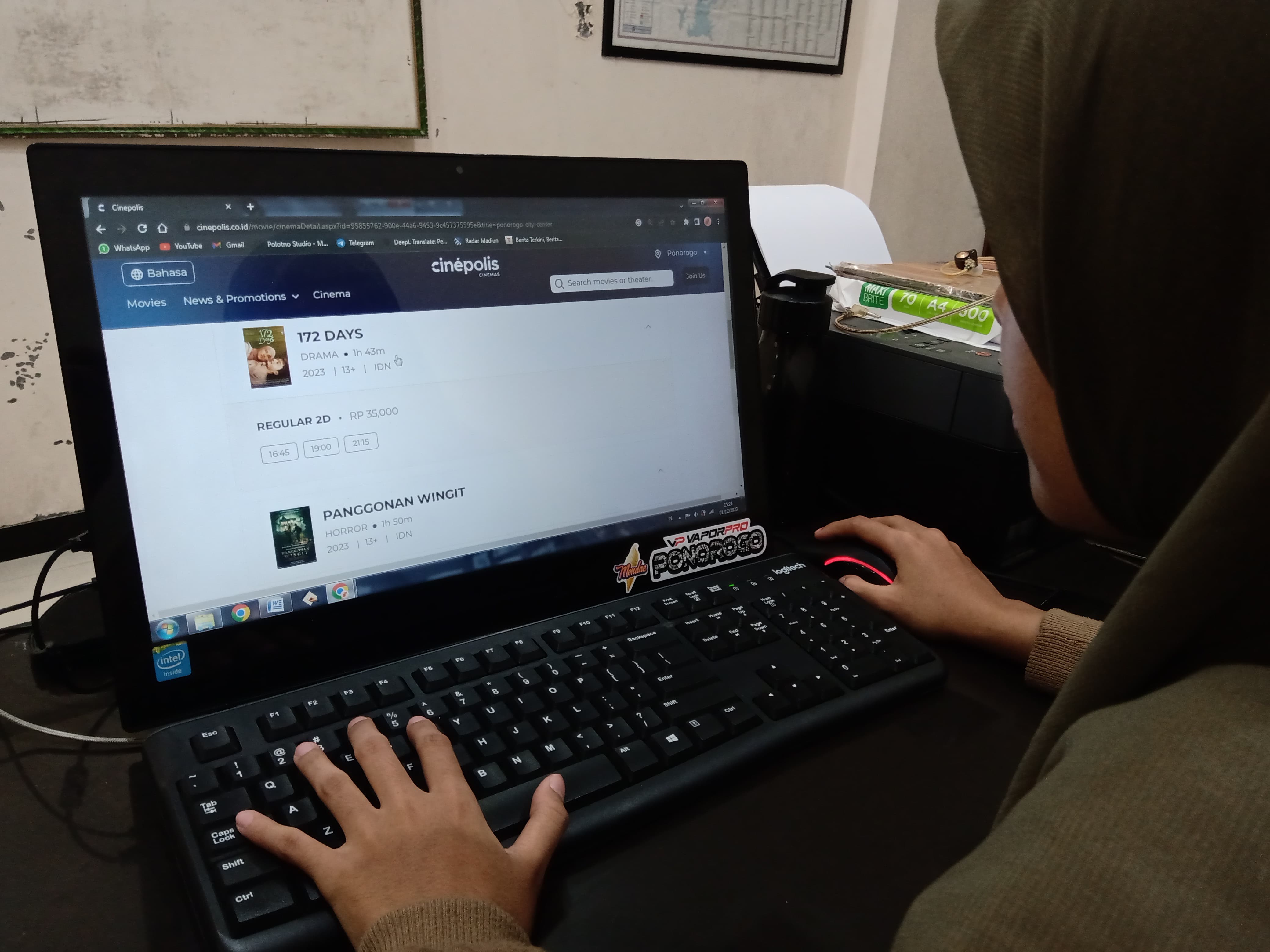 KEMUDAHAN: Pecinta film dapat memesan tiket bioskop dan mengakses informasi jadwal film melalui&nbsp;website&nbsp;dan aplikasi Cinepolis.&nbsp;(ALFIAN FACHRUDIN/JAWA POS RADAR PONOROGO)