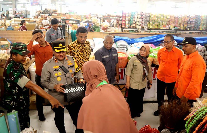 INSPEKSI: Anggota Forkopimda Ngawi mengecek stok bahan pokok di Pasar Besar Ngawi, Kamis (30/11) kemarin. (DISKOMINFO SP UNTUK JAWA POS RADAR NGAWI)