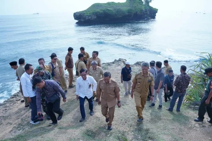 BARU DIBUKA: Bupati Pacitan Indrata Nur Bayuaji meresmikan objek wisata Pantai Congot Ndaki, di Desa Sumberejo, Sudimoro, Selasa (28/11) lalu.&nbsp;(PROKOPIM PACITAN)