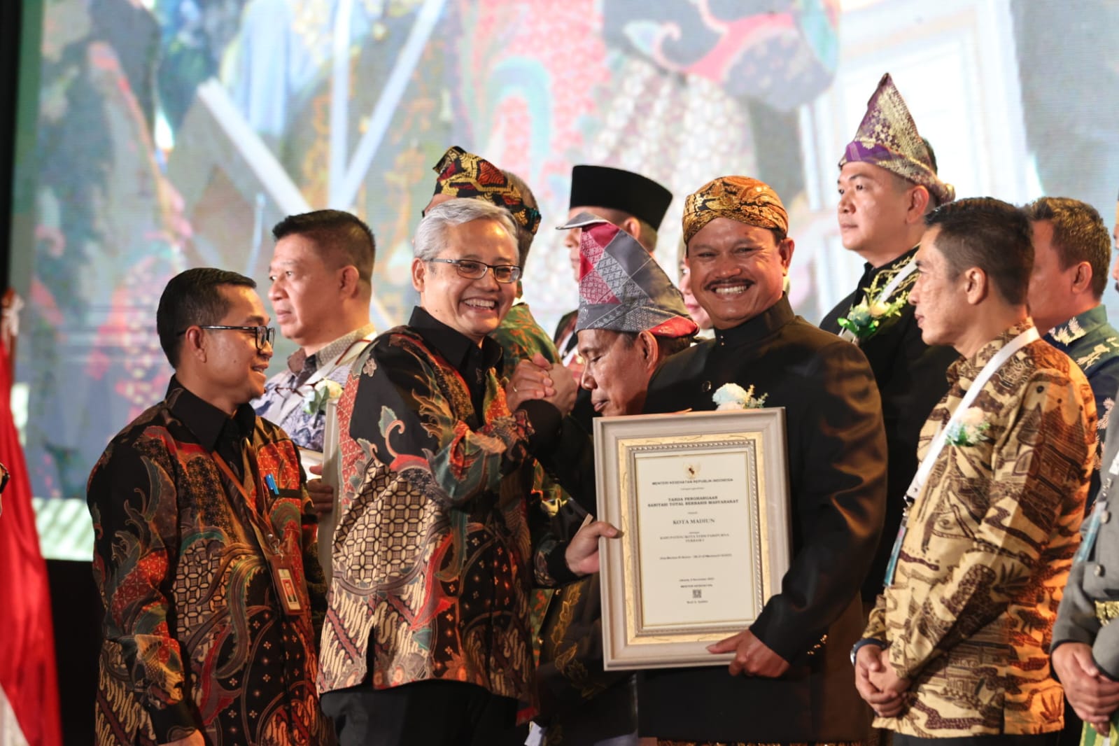 PRESTASI: Wali Kota Madiun Maidi menerima STBM Award Paripurna Terbaik I dan Swasti Saba Wistara di Grand Ballroom Hotel Kempinski, Jakarta, Selasa malam (28/11).&nbsp;(WS HENDRO DISKOMINFO KOTA MADIUN)