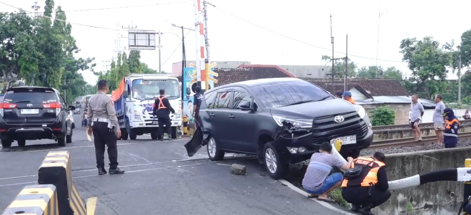 TERSANGKUT: Dua mobil terlibat laka lantas di perlintasan KA di Sukosari, Kota Madiun, Sabtu (2/12). (HENGKY RISTANTO/RADAR MADIUN)