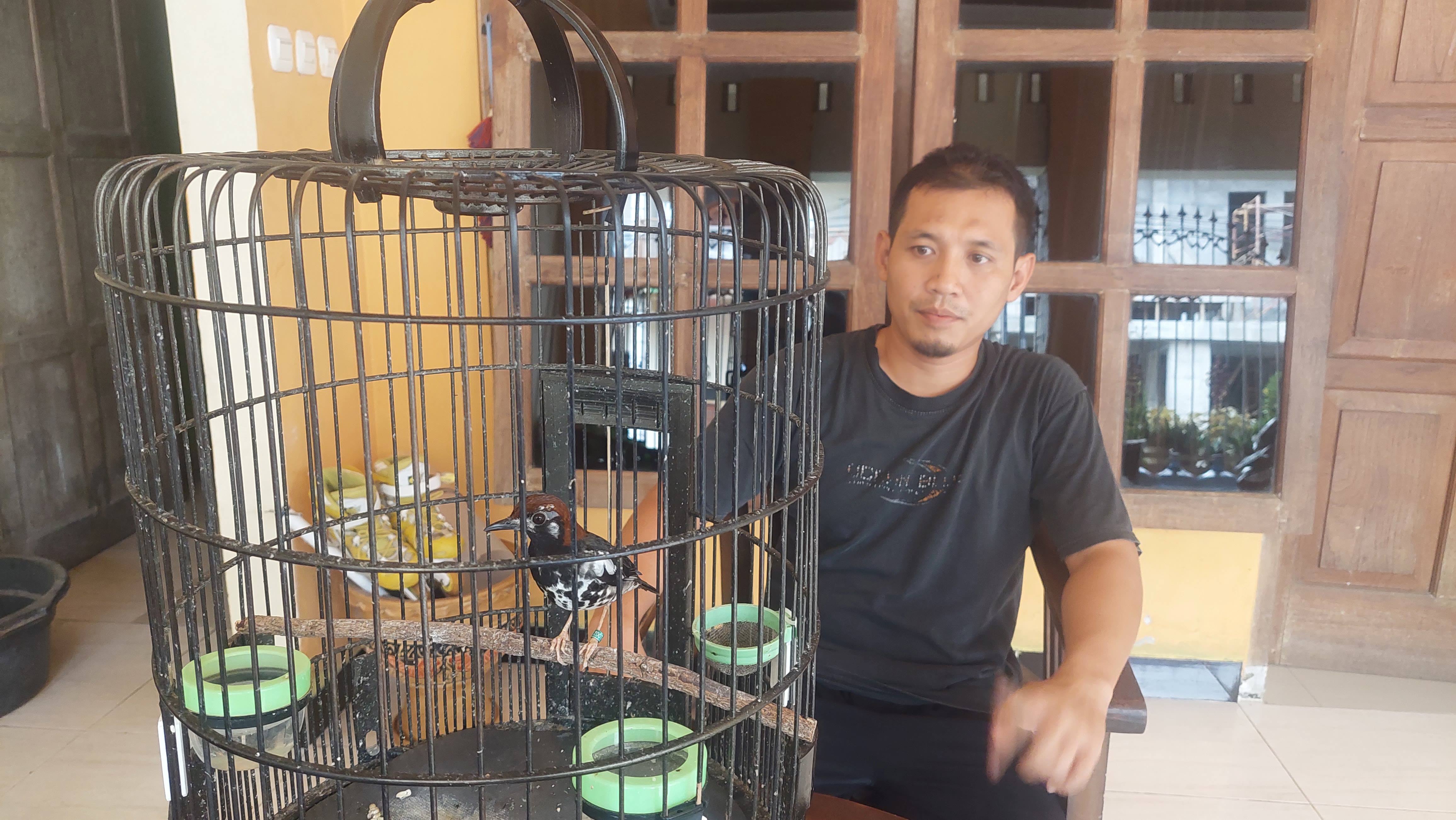 HOBI BERCUAN: Bayu Eko Widodo bersama burung anis kembang hasil ternaknya. (DIAN RAHAYU/RADAR CARUBAN)
