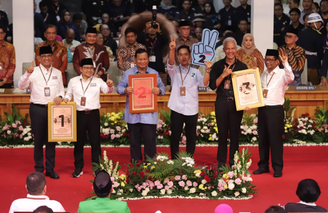 Tiga capres-cawapres berfoto bersama dengan menunjukkan nomor urut Pilpres 2024 di Gedung KPU, Jakarta. (DERY RIDWANSAH/ JAWAPOS.COM)