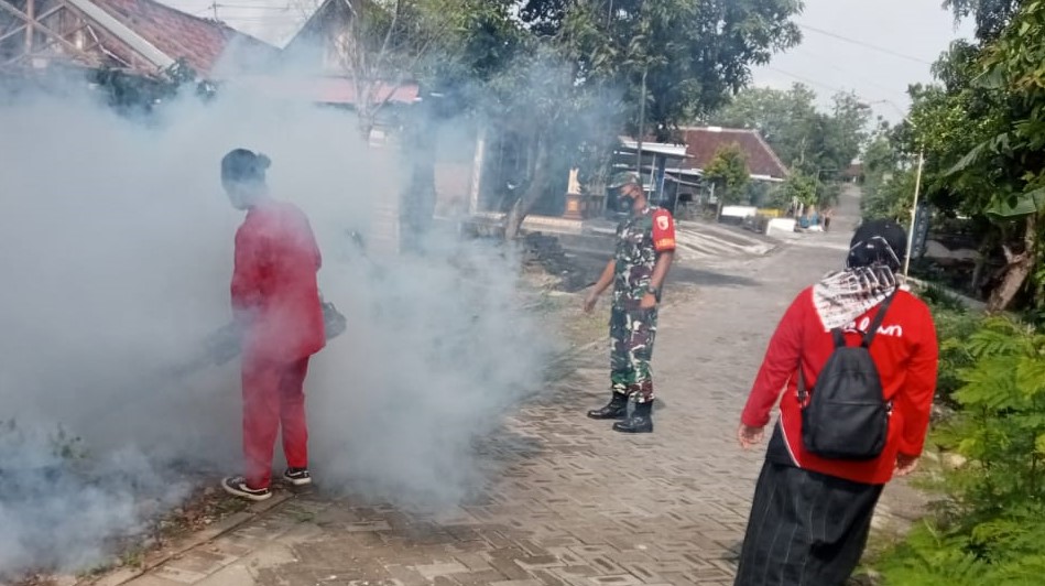 BERANTAS NYAMUK DBD: Puskesmas Ngawi Purba melakukan fogging di Dusun Sadang, Desa Karangtengah Prandon, Ngawi, kemarin (1/12). (DINKES NGAWI UNTUK JAWA POS RADAR NGAWI)