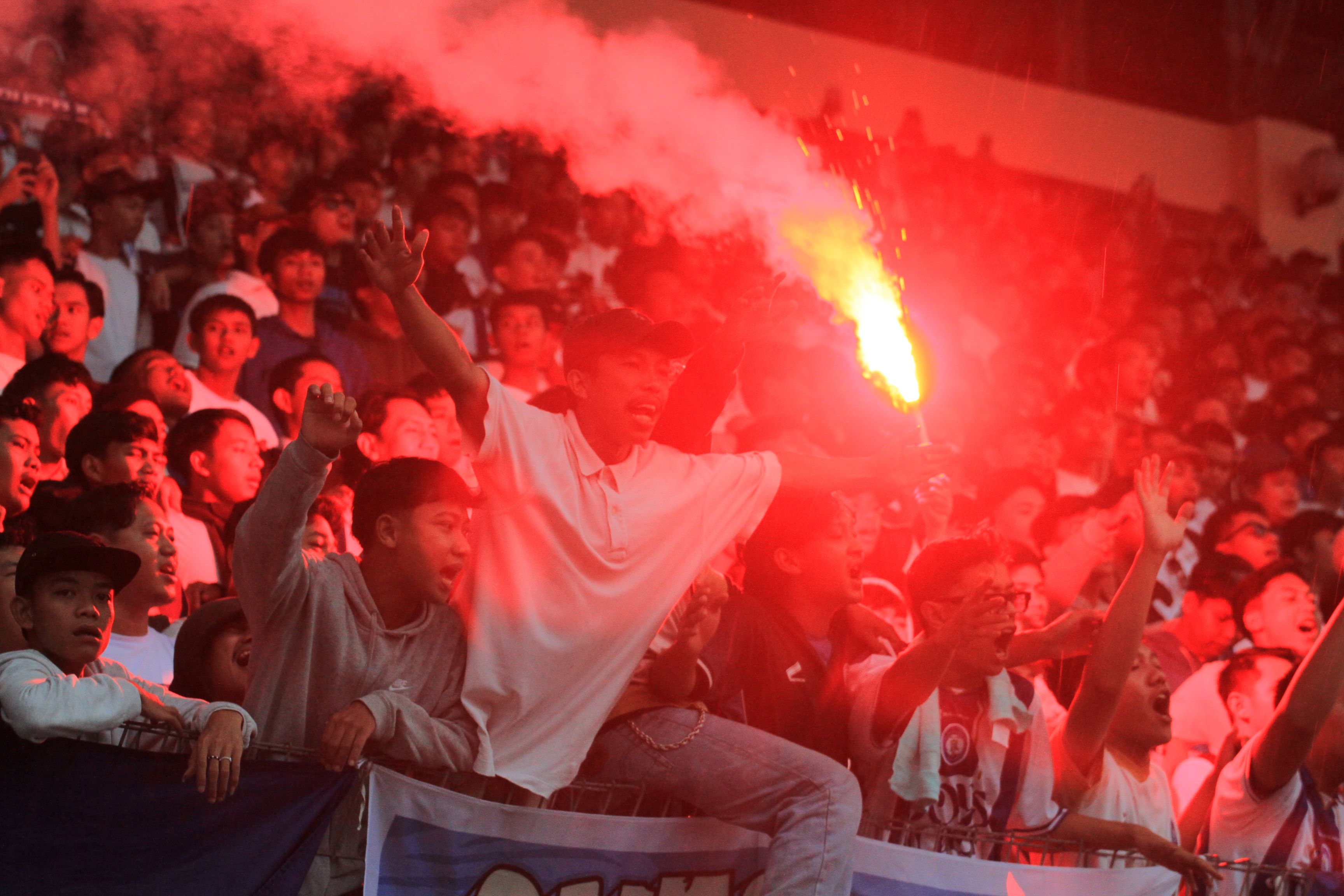 LOYALITAS: Great Bull Boys selalu setia mendukung Madiun Putra FC dari tribun di mana pun berada. (BAGAS BIMANTARA/RADAR MADIUN)