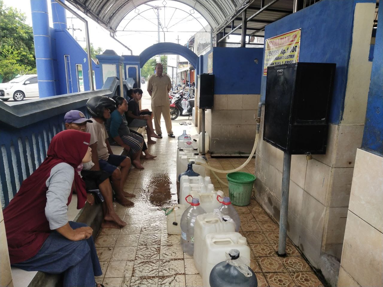 MENGULAR: Warga dengan sabar mengantre air bersih di sumber mata air Desa Bagi. (ABRIANTO WIBOWO/RADAR CARUBAN)