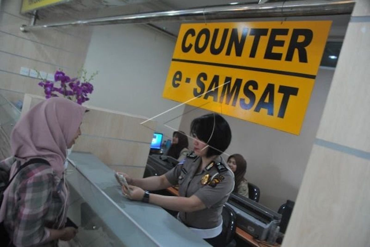 Ilustrasi foto pembayaran pajak kendaraan. (Antara)