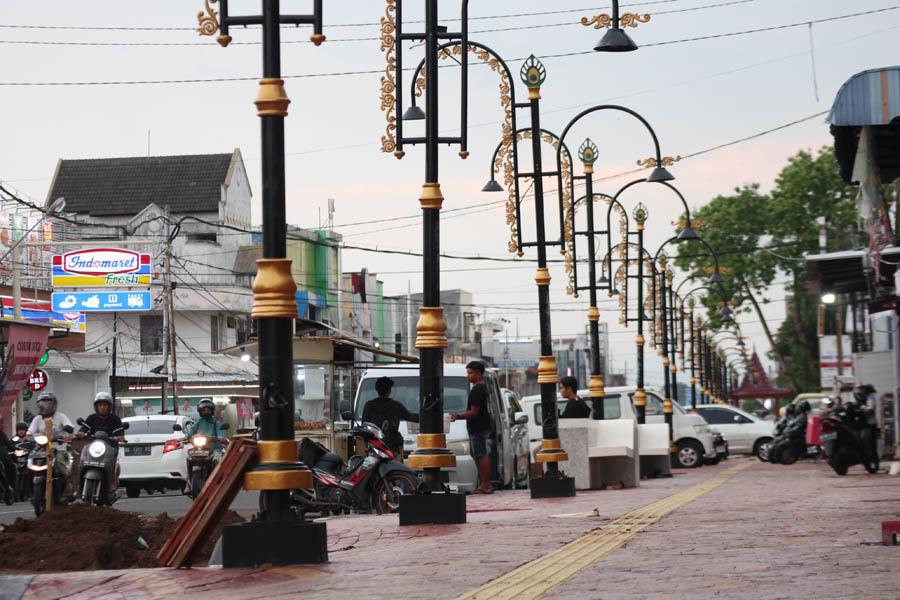 PERCEPATAN:&nbsp;Sejumlah lampu&nbsp;dan&nbsp;kursi&nbsp;mulai dipasang, berikut&nbsp;pohon&nbsp;ayoman tepi jalan&nbsp;ditanam di&nbsp;kawasan pedestrian&nbsp;Jalan Gajah Mada, Ponorogo.&nbsp;(SUGENG DWI N. / JAWA POS RADAR PONOROGO)