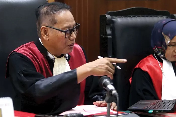 SERUMAH BEDA LANTAI: Hakim Arlandi Triyogo menanyai terdakwa Samuel Suryadi setelah pembacaan tuntutan dalam sidang, Senin (4/12) kemarin. (ROBERTUS RISKY/JAWA POS)