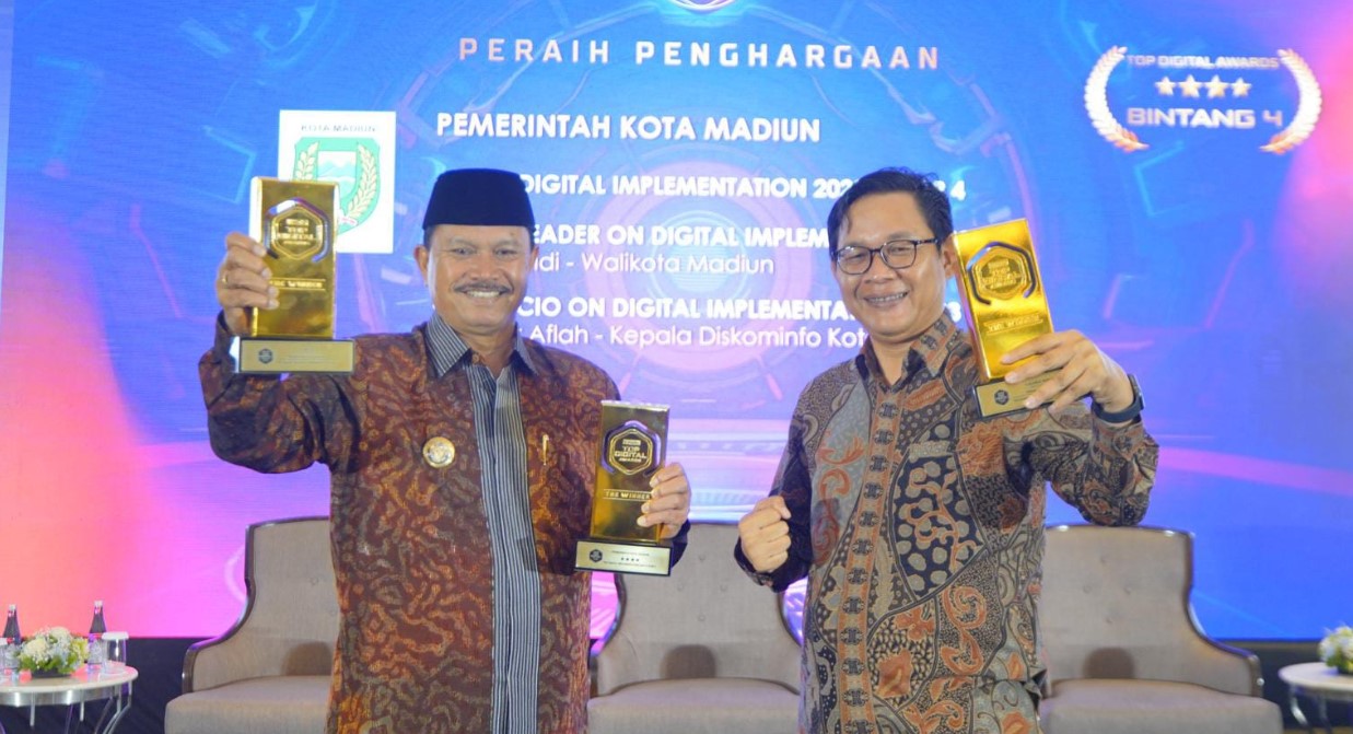 CONGRATS: Wali Kota Madiun Dr Maidi raih Top Leader on Digital Implementation 2023. Sedangkan Kepala Diskominfo Kota Madiun Noor Aflah menyabet Top CIO on Digital Implementation 2023. (WS HENDRO)
