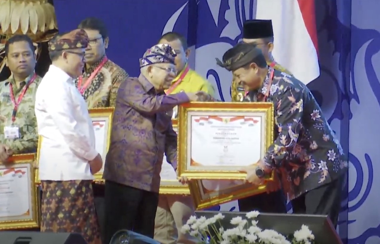 BUKTI KINERJA APIK: Wali Kota Madiun menerima penghargaan predikat A SAKIP 2023 dari Wapres Ma