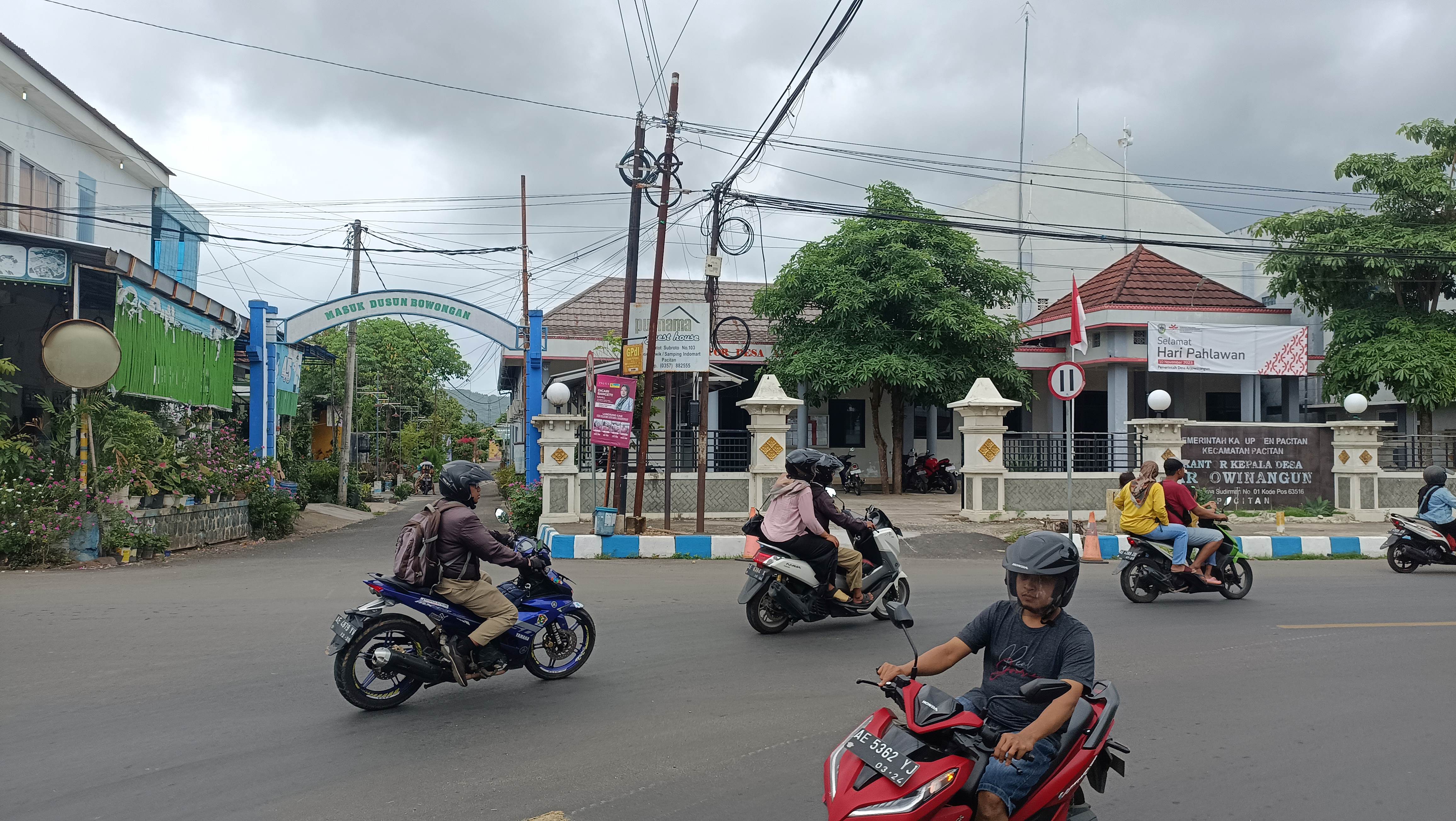 DESAK DITERTIBKAN: Tiang dan kabel semrawut mengotori keindahan wilayah perkotaan di Pacitan. Pun berpotensi membahayakan pengguna lalu lintas maupun pejalan kaki. (NUR CAHYONO/RADAR PACITAN)
