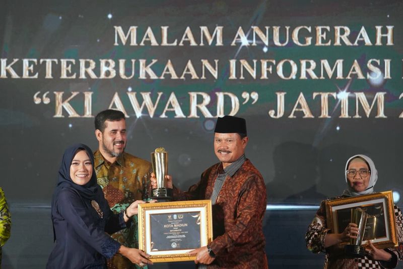 PENGHARGAAN: Wali Kota Madiun Maidi menerima penghargaan Kota Informatif dengan skor 96,71, di Surabaya, Senin (4/12) lalu. (ANTARA)
