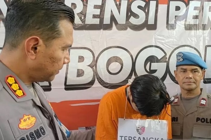 Tersangka kasus pembunuhan RAS alias Alung (tengah) di samping Kapolresta Bogor Kota Kombespol Bismo Teguh Prakoso (kiri) di Mapolresta Bogor Kota. (Linna Susanti/Antara)