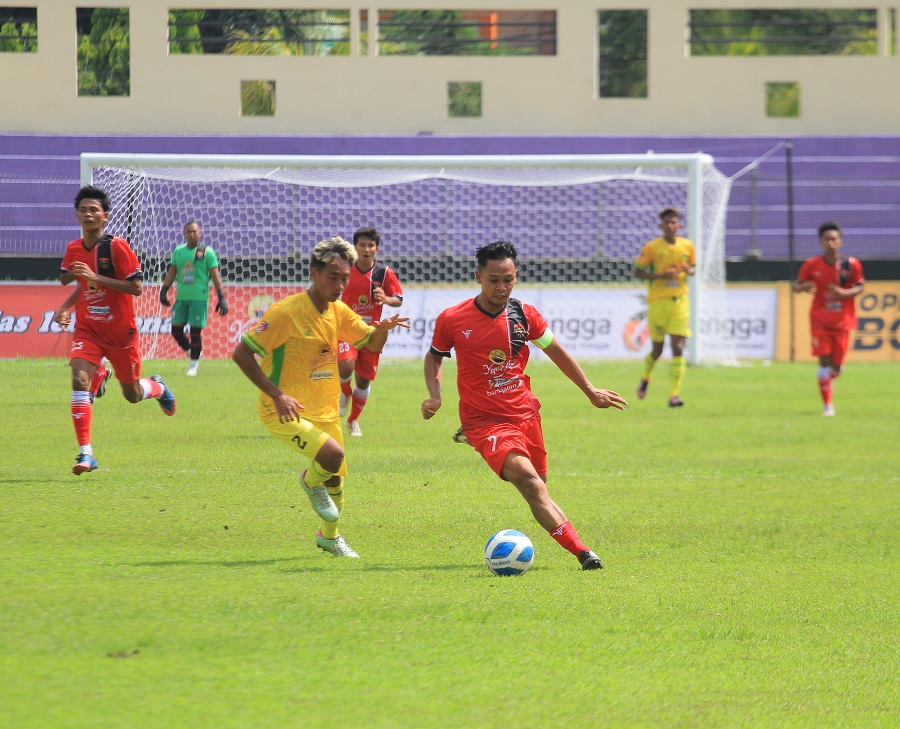 BELUM BERUNTUNG: Persinga Ngawi kalah 2-3 dari Perseta Tulungagung 1970 di Stadion Wilis, Kota Madiun, selasa (5/12) kemarin. (BAGAS BIMANTARA/JAWA POS RADAR NGAWI)